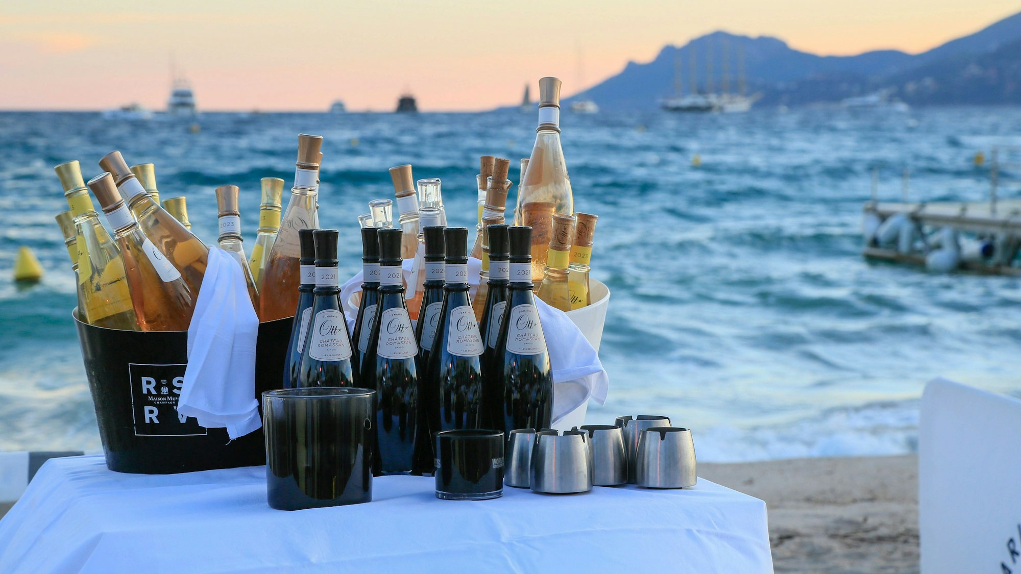 Weinflaschen der Domaine Ott kühlen im Eiskübel