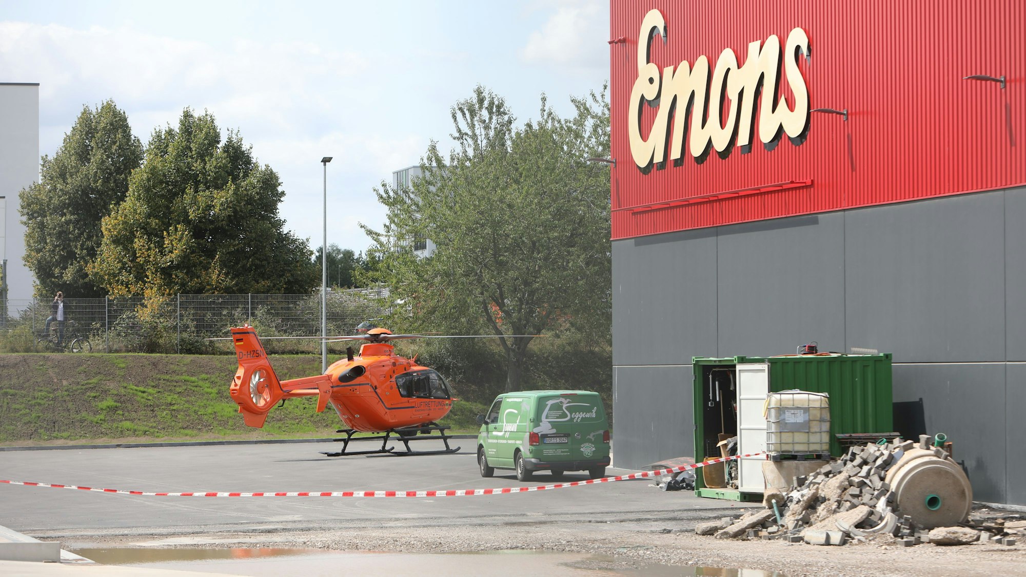 05.08.2025, Köln: Feuerwehreinsatz in Gremberghoven bei Emons. Foto: Arton Krasniqi