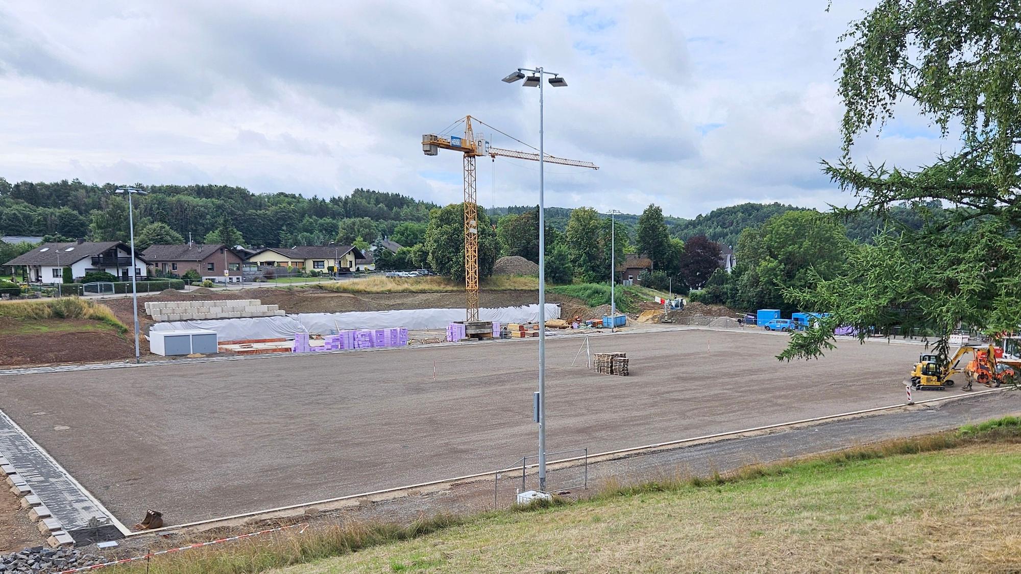 Blick auf den Sportplatz mit den neuen Flutlichtmasten.