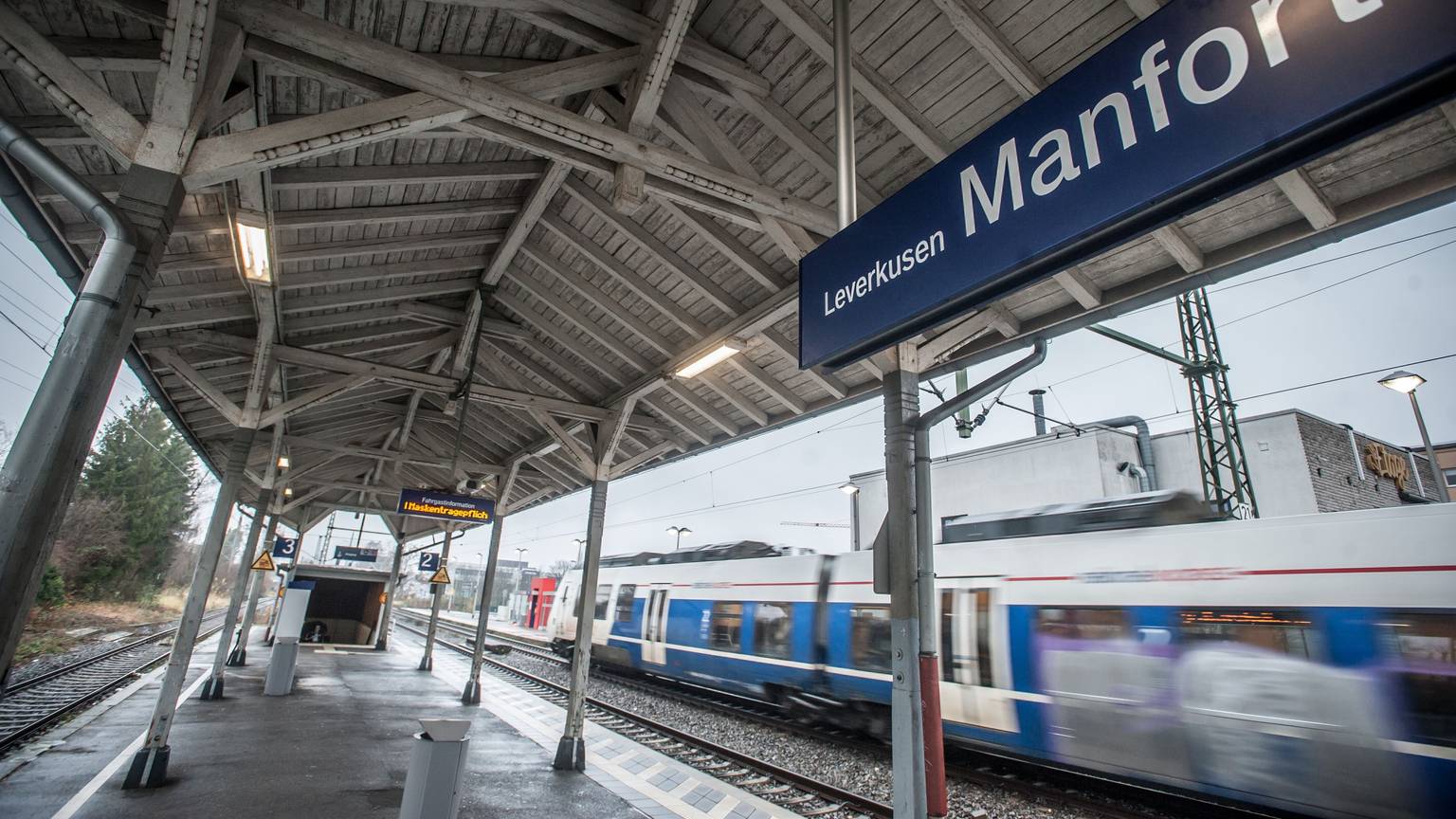 Bahnhof Schlebusch heißt Bahnhof Manfort. Offizieller Akt der Karnevalsfreunde Manfort und der SPD. Foto: Ralf Krieger