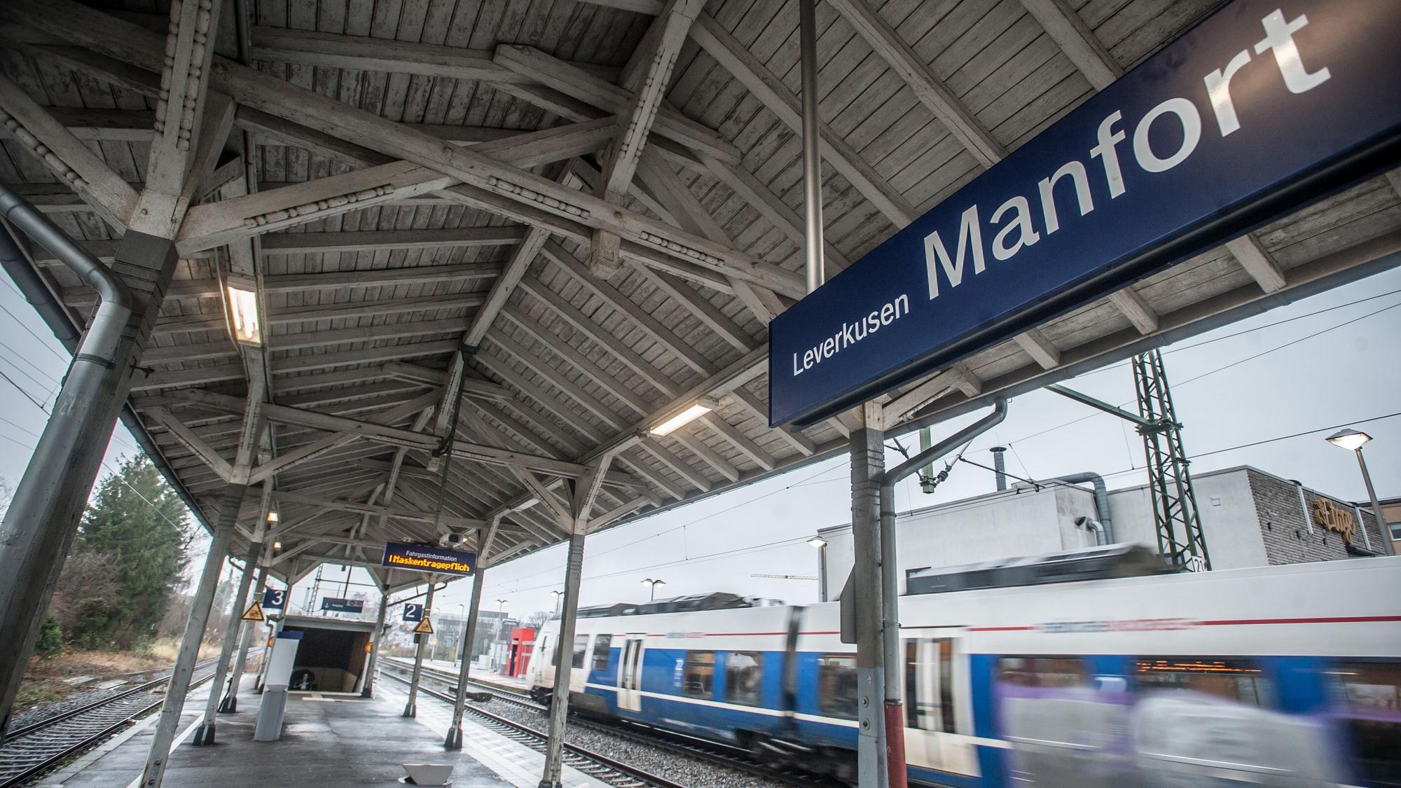 Bahnhof Schlebusch heißt Bahnhof Manfort. Offizieller Akt der Karnevalsfreunde Manfort und der SPD. Foto: Ralf Krieger