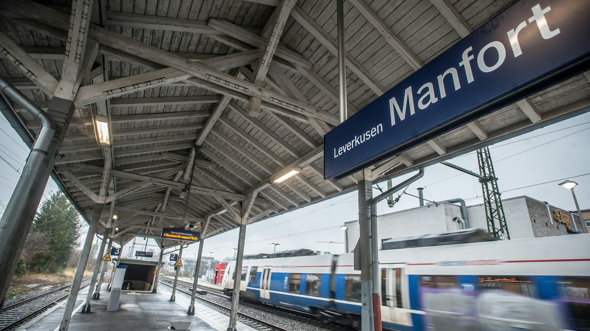 Bahnhof Schlebusch heißt Bahnhof Manfort. Offizieller Akt der Karnevalsfreunde Manfort und der SPD. Foto: Ralf Krieger