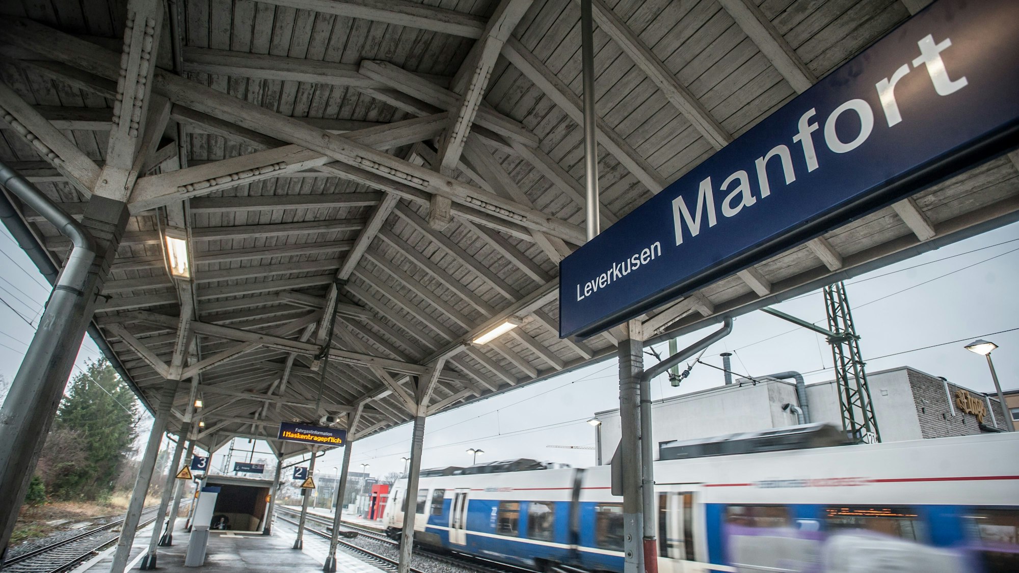 Das alte Holzdach des Bahnhofs Manfort