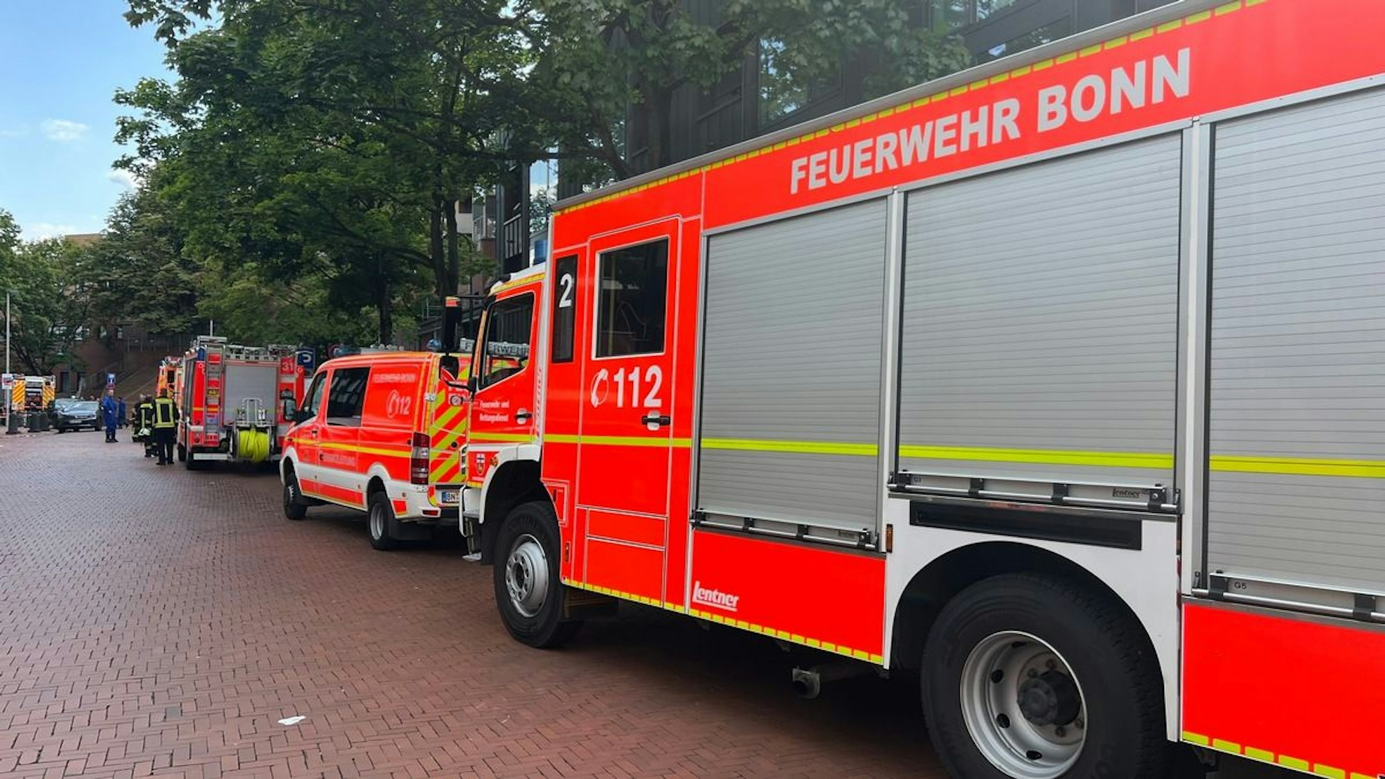 Feuerwehrleute bei einem Einsatz an einem brennenden Hausdach in Bad Godesberg.