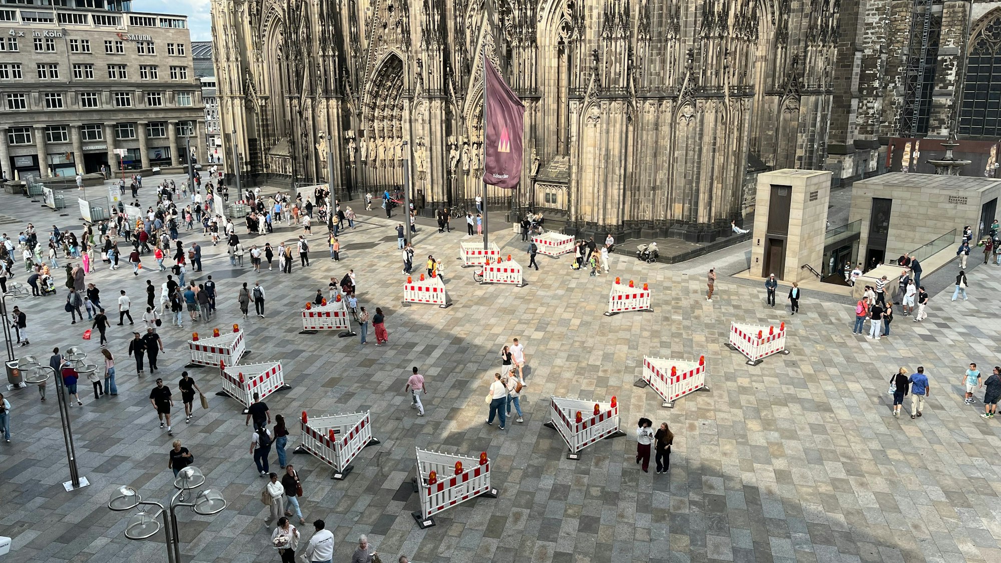 Die 13 kleine Absperrungen auf der Domplatte.