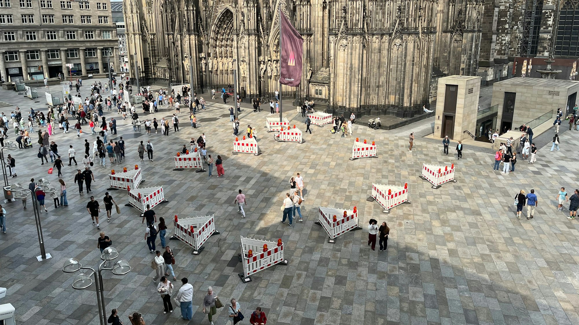 Die Absperrungen von oben aufgenommen.