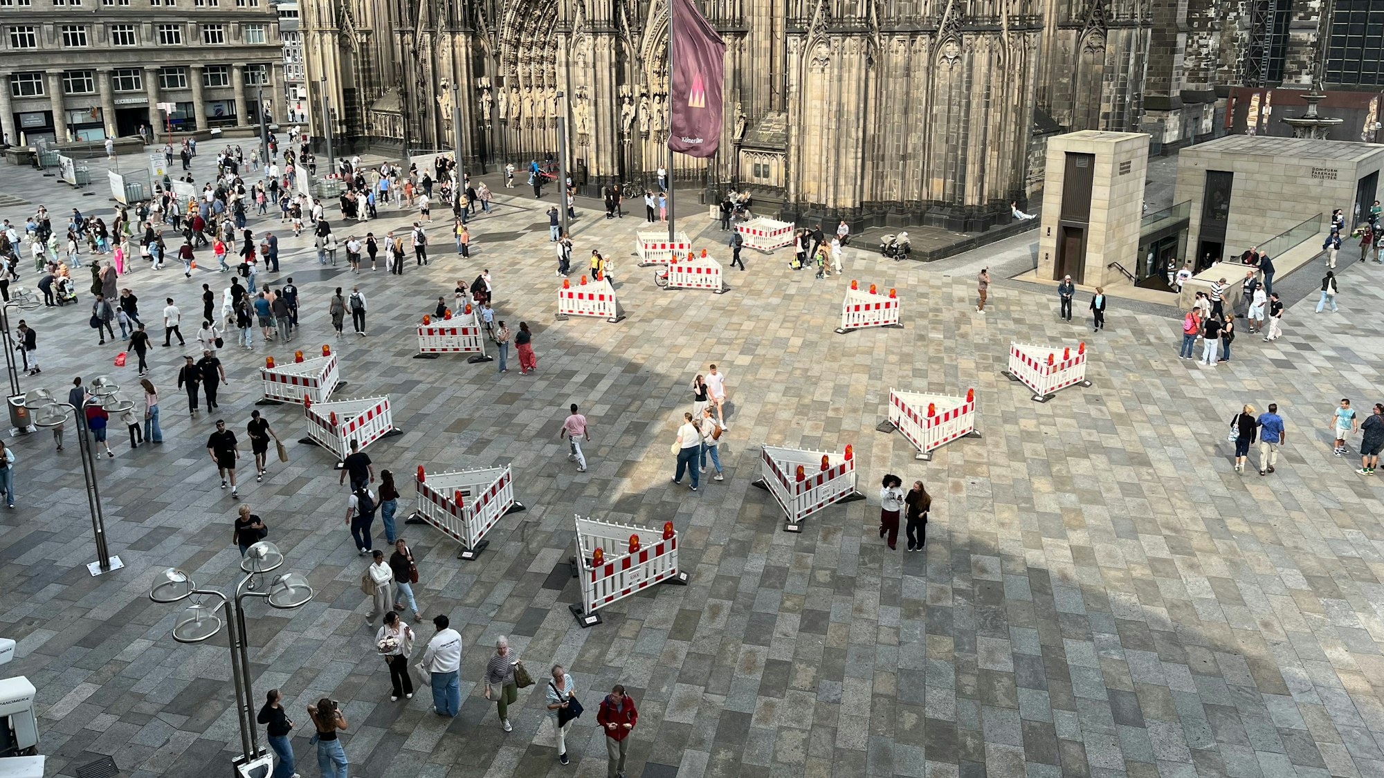 Slalomparcours? So sah die Sperrung auf der Domplatte am späten Dienstagnachmittag aus.