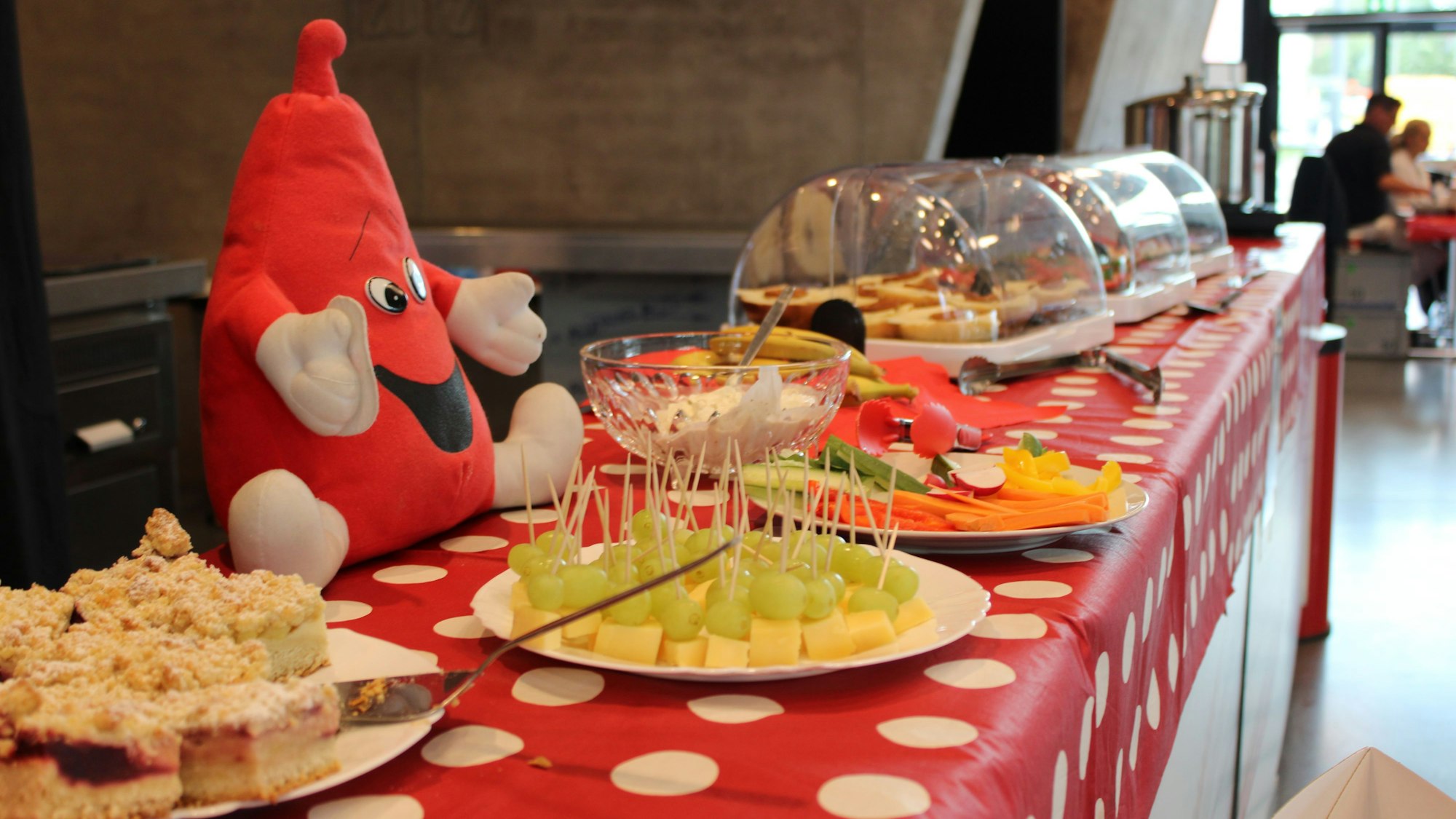 Blutspenden ist anstrengend für den Körper: Bei einem Buffet können sich die Spenderinnen und Spender im Anschluss stärken.