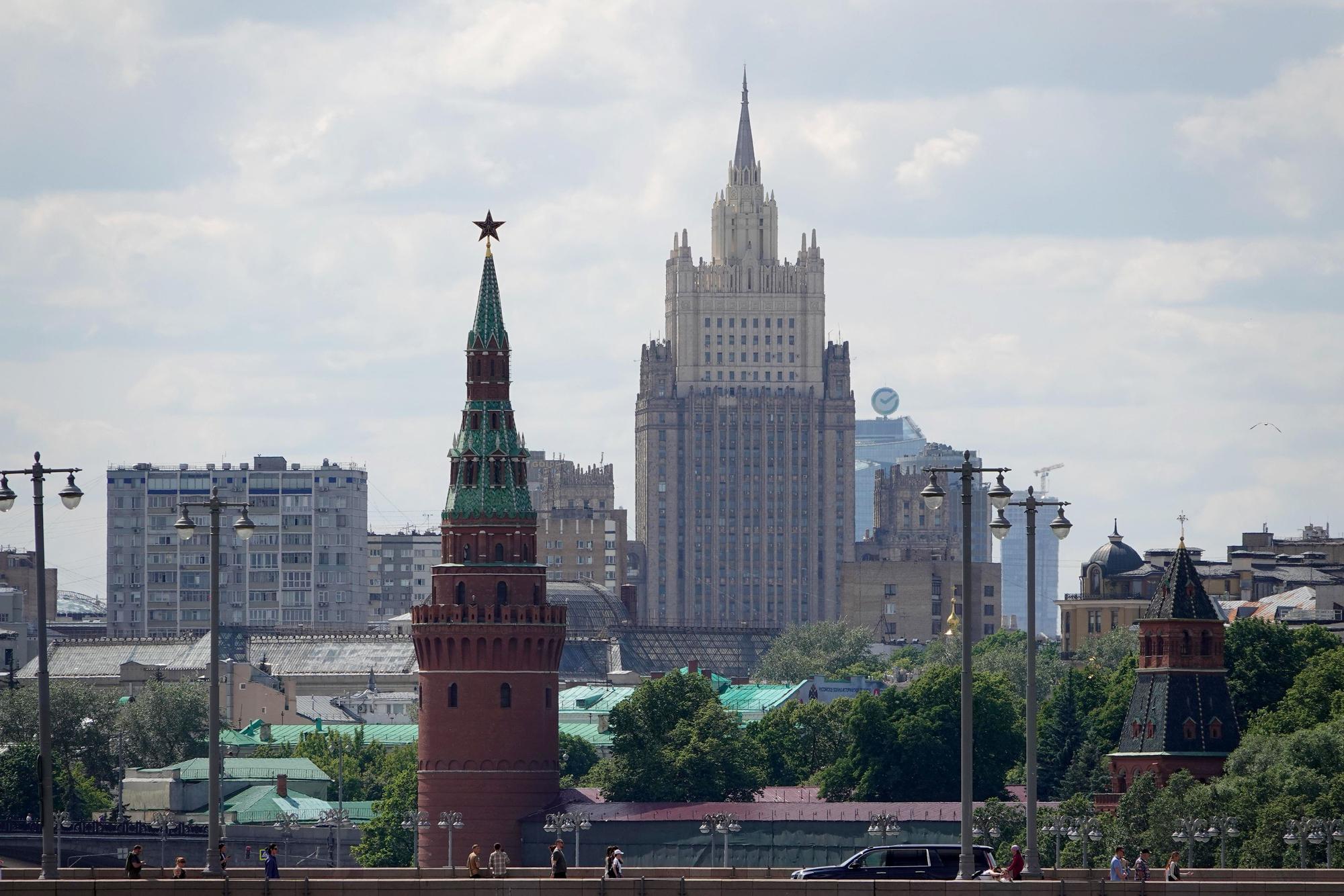 ARCHIV - 09.06.2024, Russland, Moskau: Ein Wachtum des Kreml (l) und das Außenministerium (M, Hintergrund) stehen im Zentrum der Hauptstadt. (zu dpa: «Kremlnahe Experten sehen keine Gefahr durch Trumps Drohung») Foto: Ulf Mauder/dpa +++ dpa-Bildfunk +++
