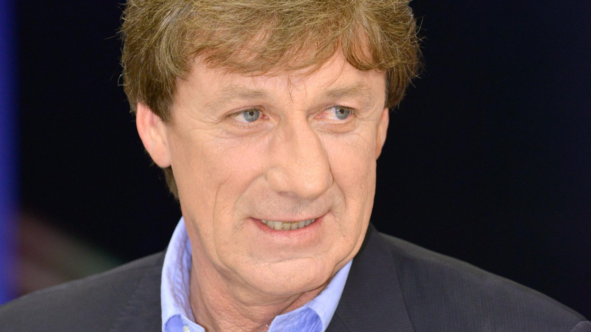 23.05.2013, Berlin: Frank Mill, ehemaliger Nationalspieler, aufgenommen während der ZDF-Talksendung "Maybrit Illner" zum Thema "Borussia oder Bayern - wer sind die wahren Champions?" im ZDF-Hauptstadtstudio im Berliner Zollernhof Unter den Linden. Mill ist im Alter von 67 Jahren gestorben. (zu dpa: «Ex-Weltmeister Frank Mill stirbt mit 67 Jahren») Foto: Karlheinz Schindler/dpa-Zentralbild/dpa +++ dpa-Bildfunk +++