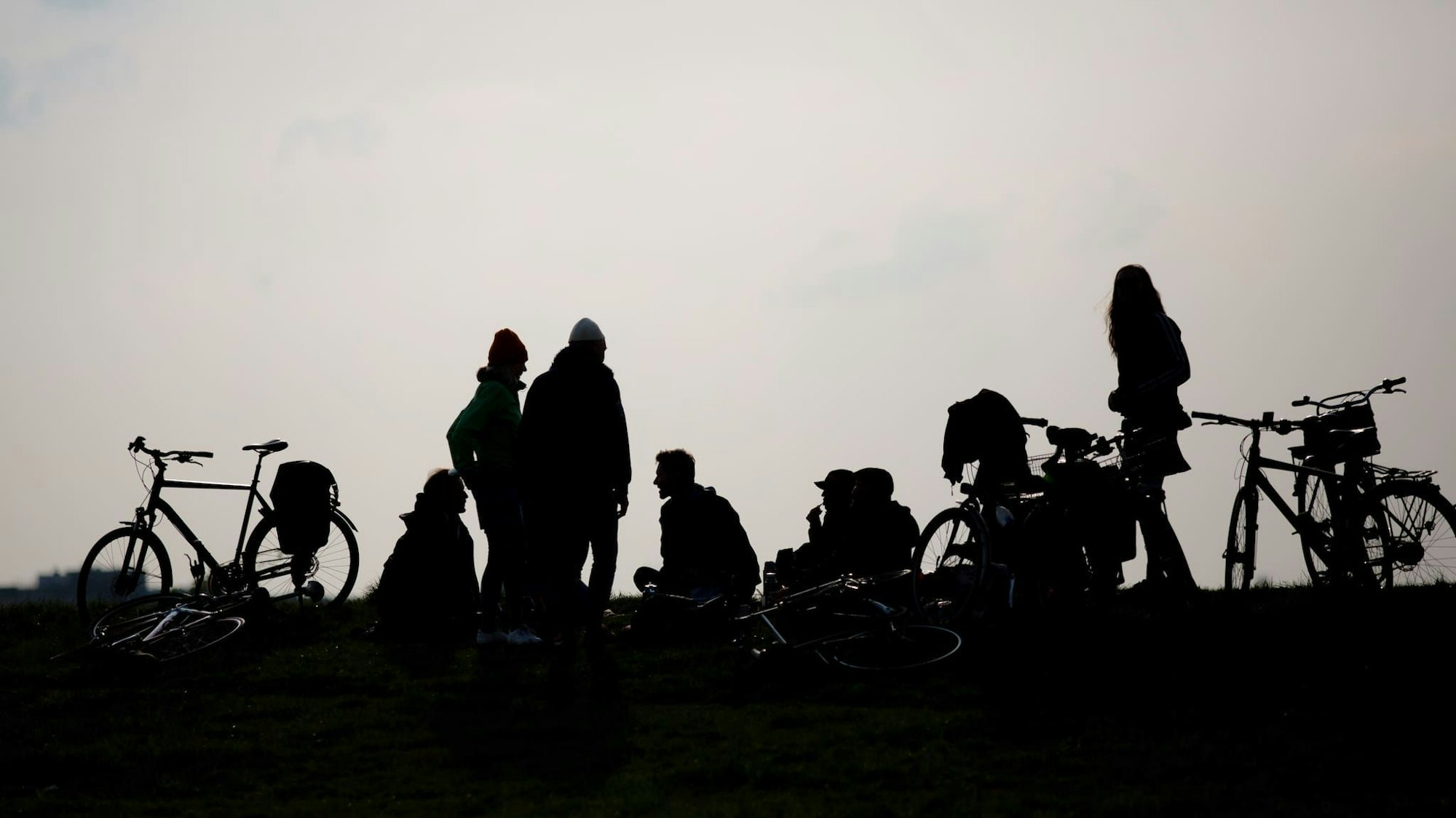 Jugendliche treffen sich auf dem Tempelhofer Feld in Berlin.