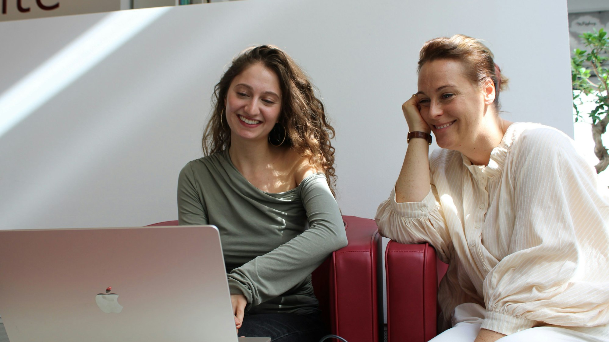 Paula Wehmeyer und Jehan Ahrari sehen die Videobotschaft eines Inhaftierten an.