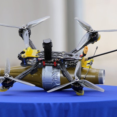 Originalgetreuer Nachbau einer mit Schadlast ausgestatteten Drohne im Bundeskriminalamt BKA.