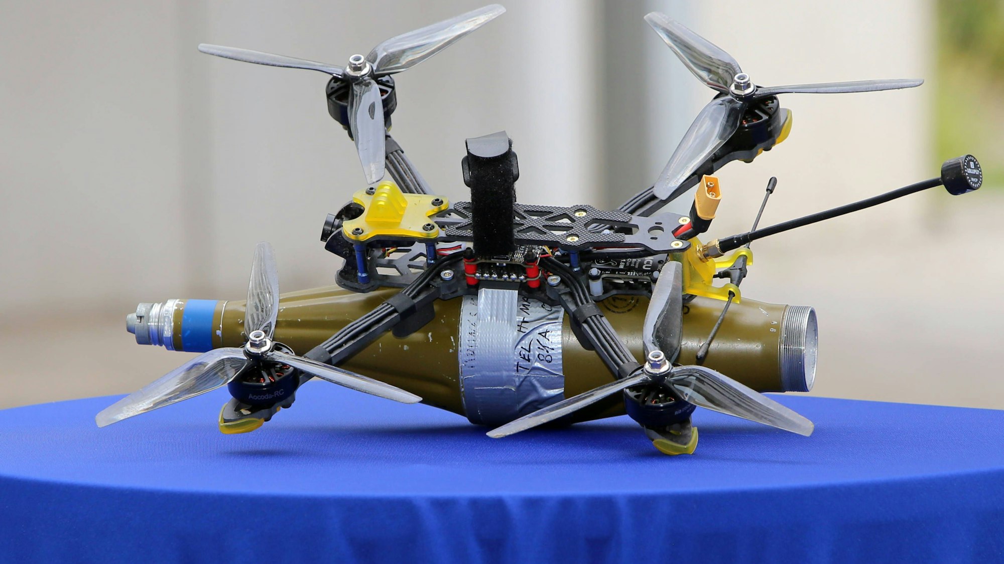 Originalgetreuer Nachbau einer mit Schadlast ausgestatteten Drohne im Bundeskriminalamt BKA.