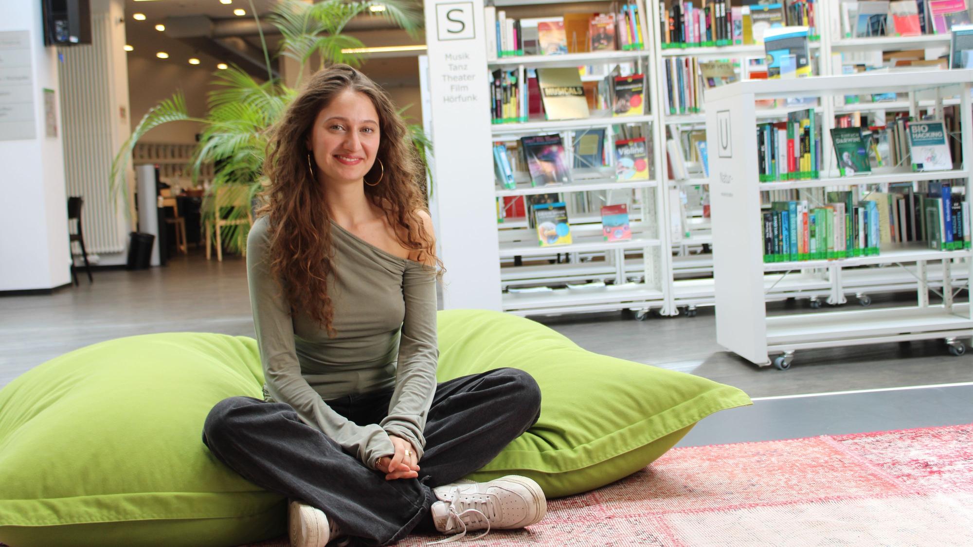 Jehan Ahrari in der Siegburger Stadtbibliothek.