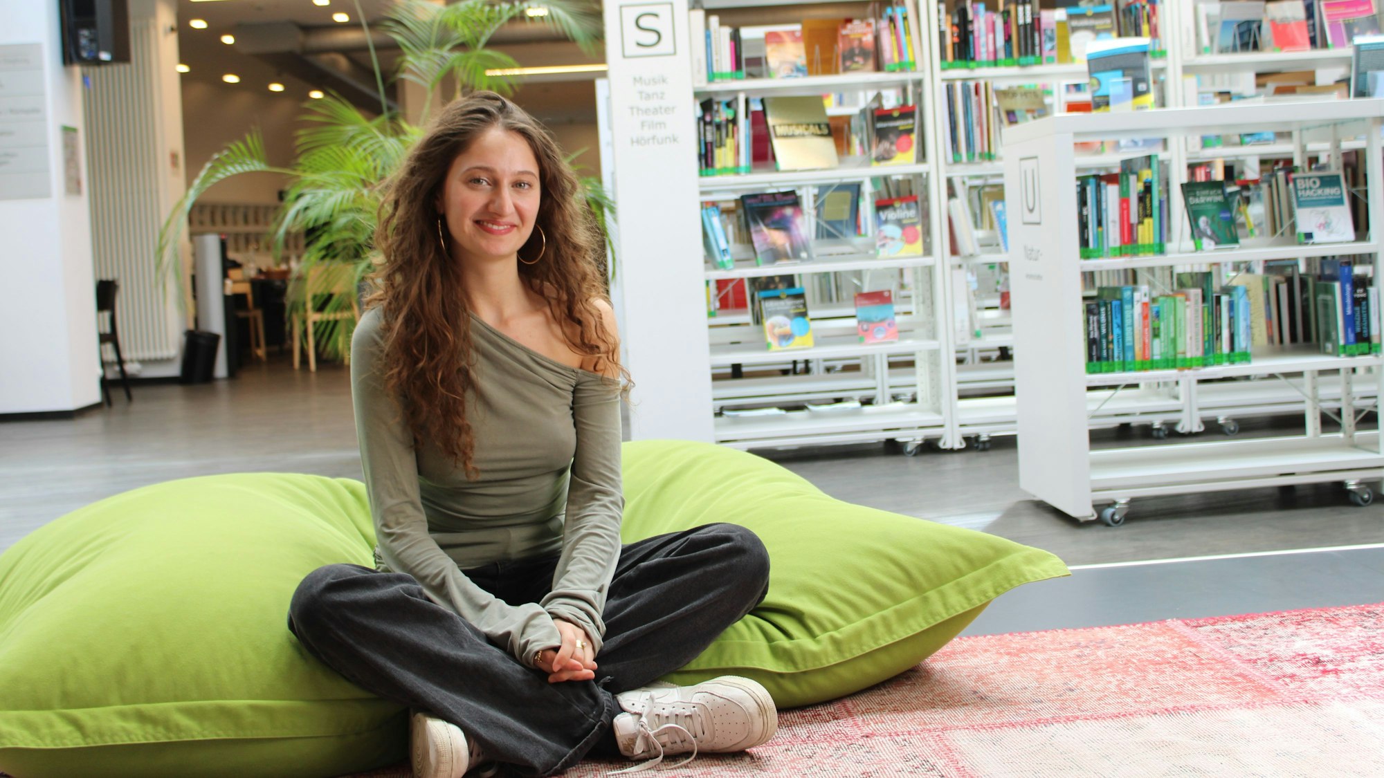 Jehan Ahrari in der Siegburger Stadtbibliothek.