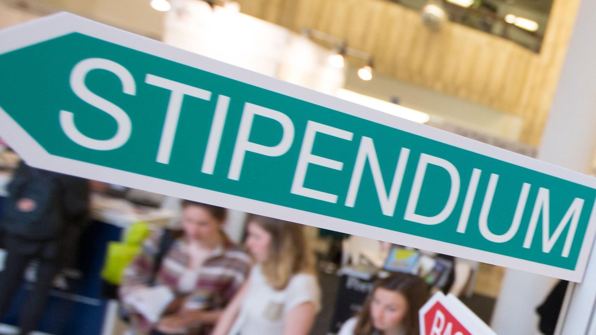 Zu sehen ist ein Schild mit der Aufschrift ‚Stipendium‘.