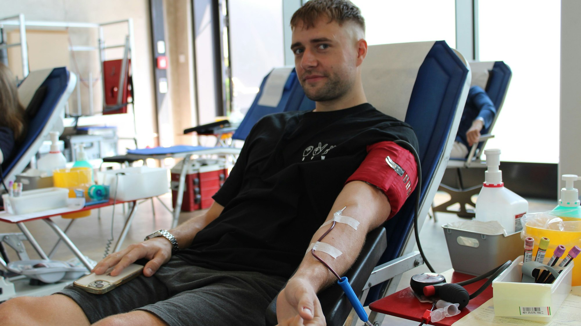 Sebastian Miebach (25) aus Troisdorf spendete zum ersten Mal Blut.