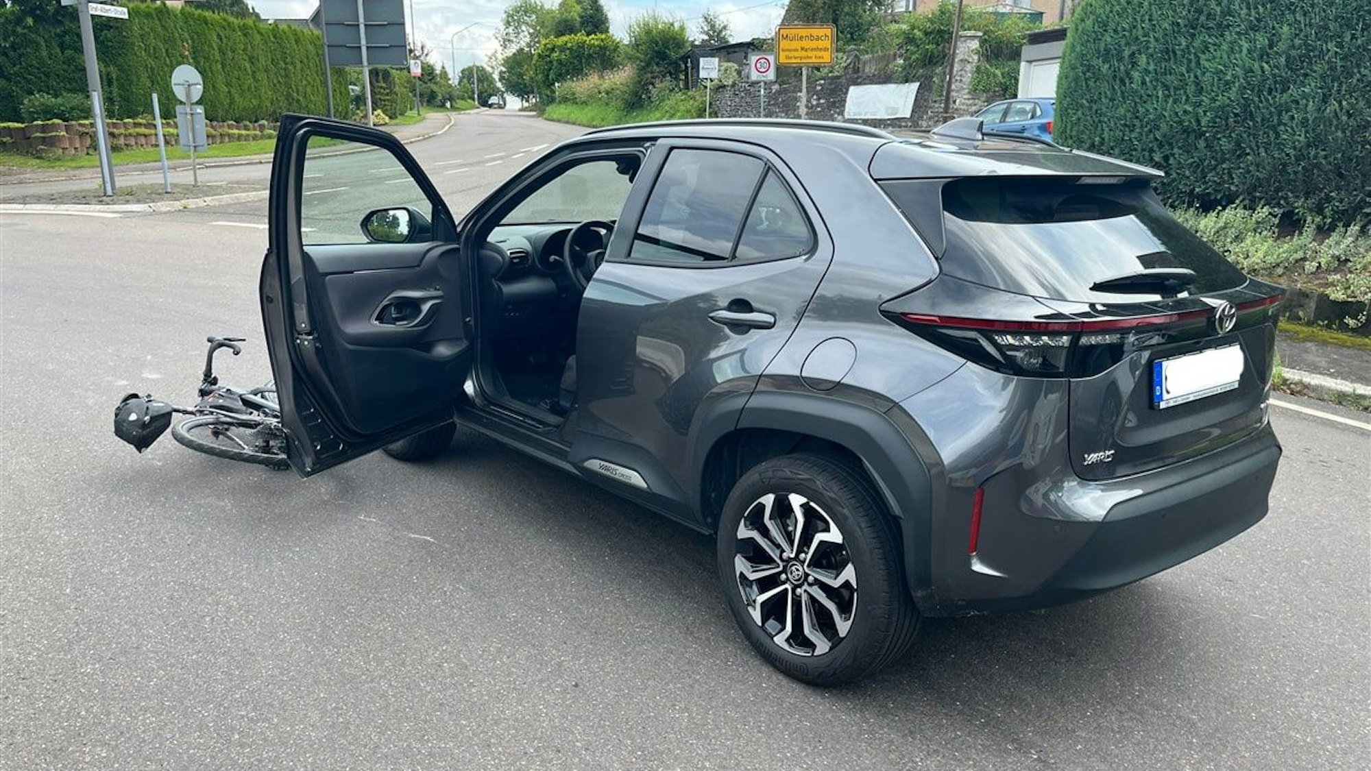 Ein Auto steht nach einem Unfall auf einem Fahrrad.