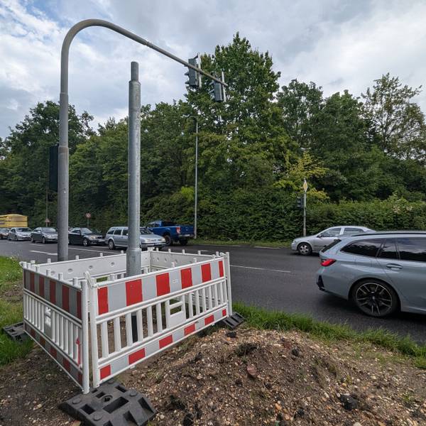 Das Foto zeigt die Baustelle für den neuen Ampelmast an der Frechener Straße.