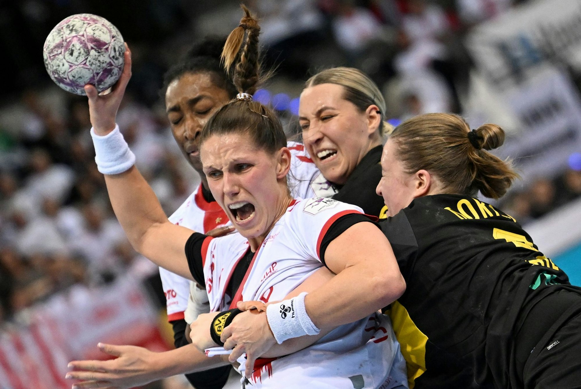 Xenia Smits (vorne) und weitere deutsche Nationalspielerinnen stehen vor einer ungewissen Zukunft.