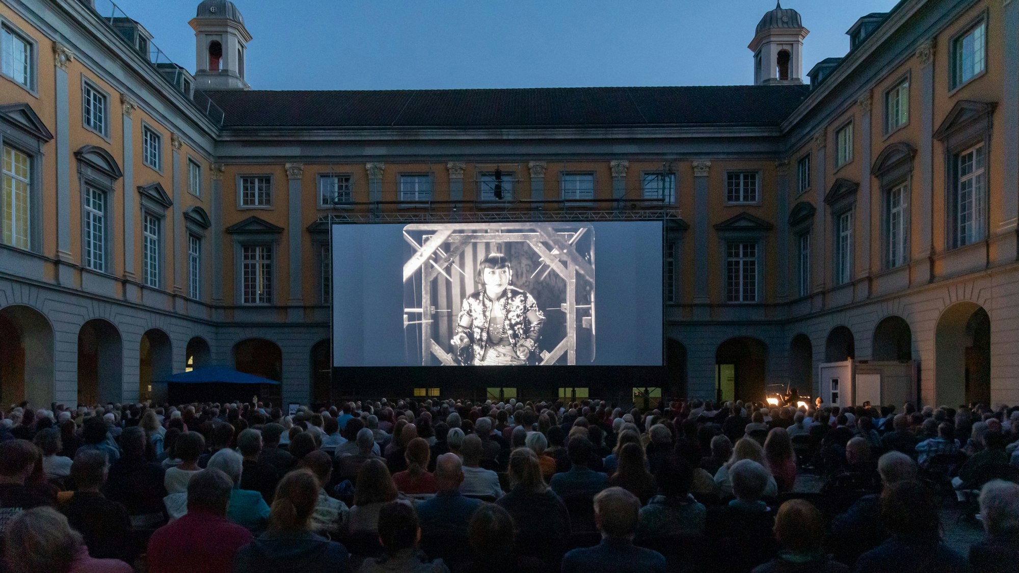 Die Filmvorführungen finden im Arkadenhof der Universität Bonn statt. (Archivbild)