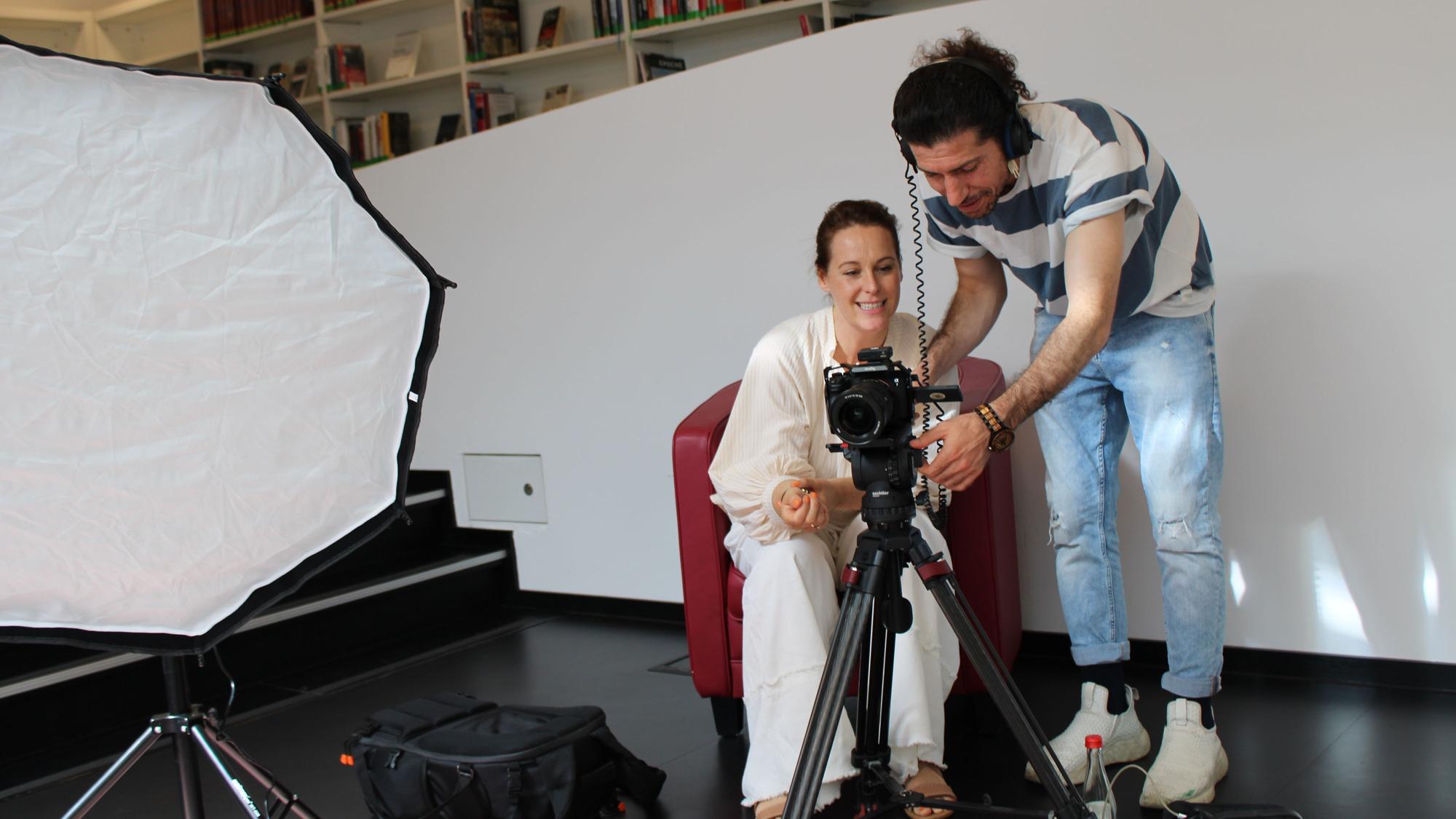 Projektleiterin Paula Wehmeyer und Kameramann Bryar Bakhtyar drehen in der Siegburger Stadtbibliothek.