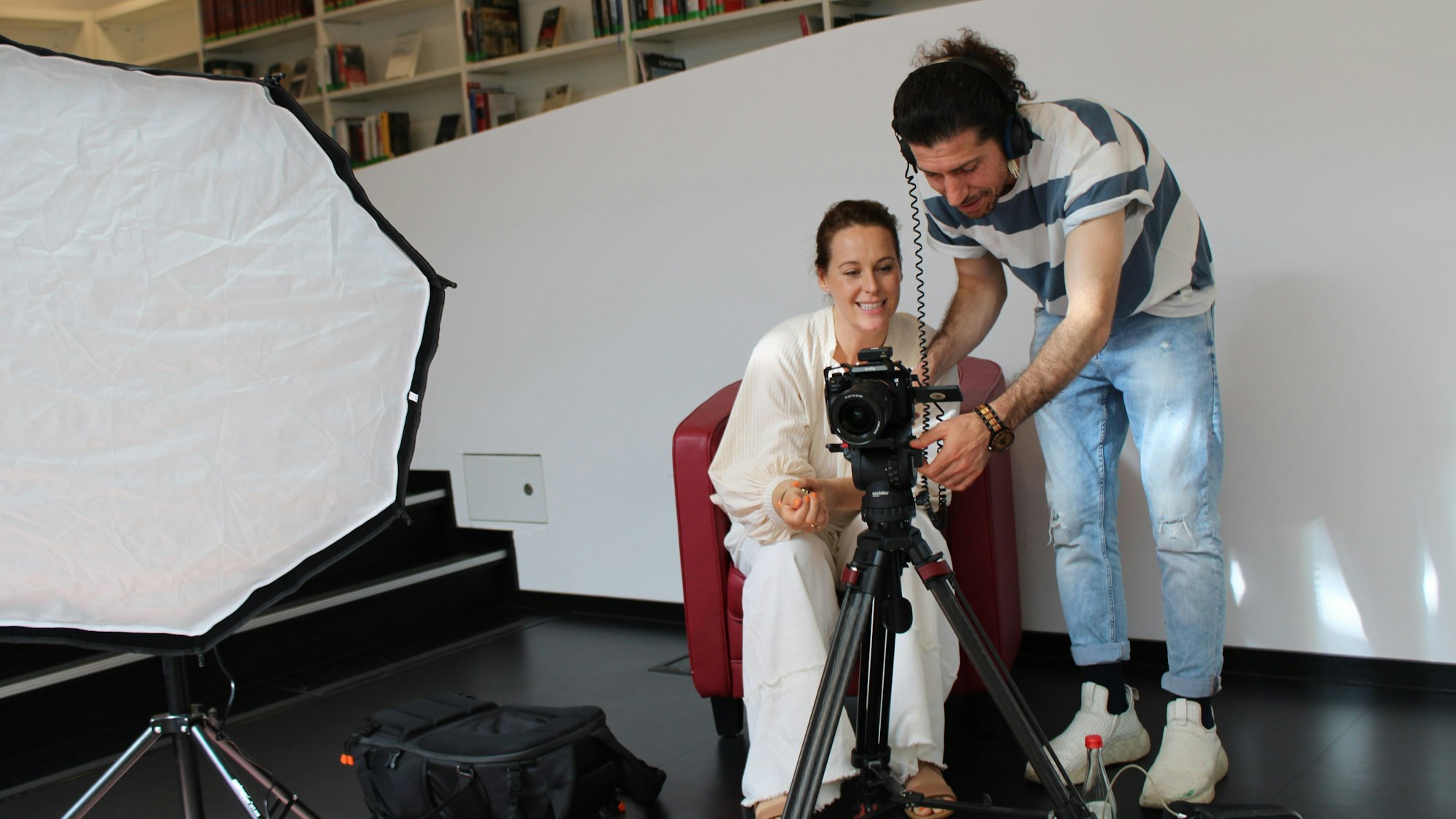 Projektleiterin Paula Wehmeyer und Kameramann Bryar Bakhtyar drehen in der Siegburger Stadtbibliothek.