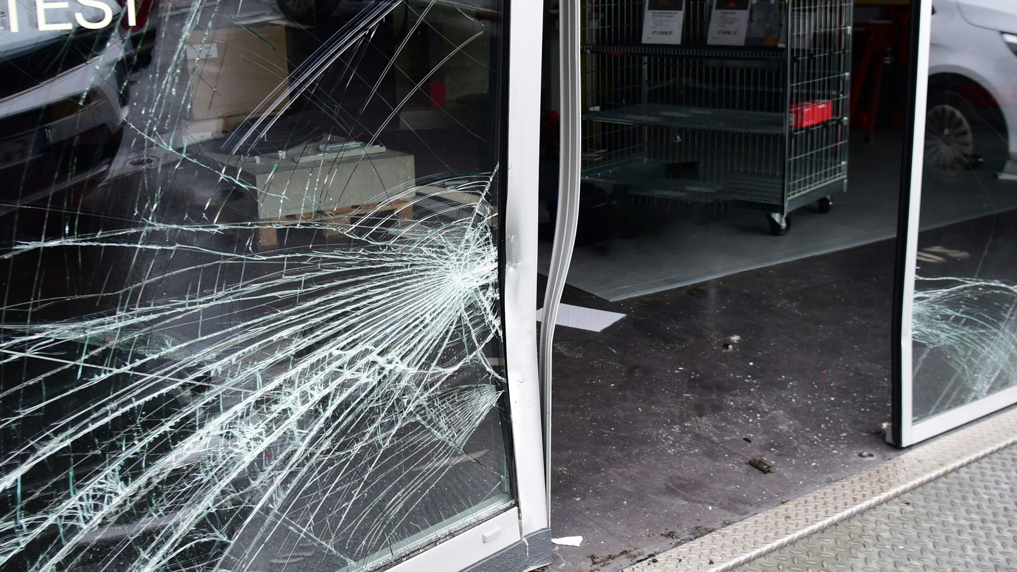 Ein Blaulicht auf dem Dach eines Polizeiautos.
