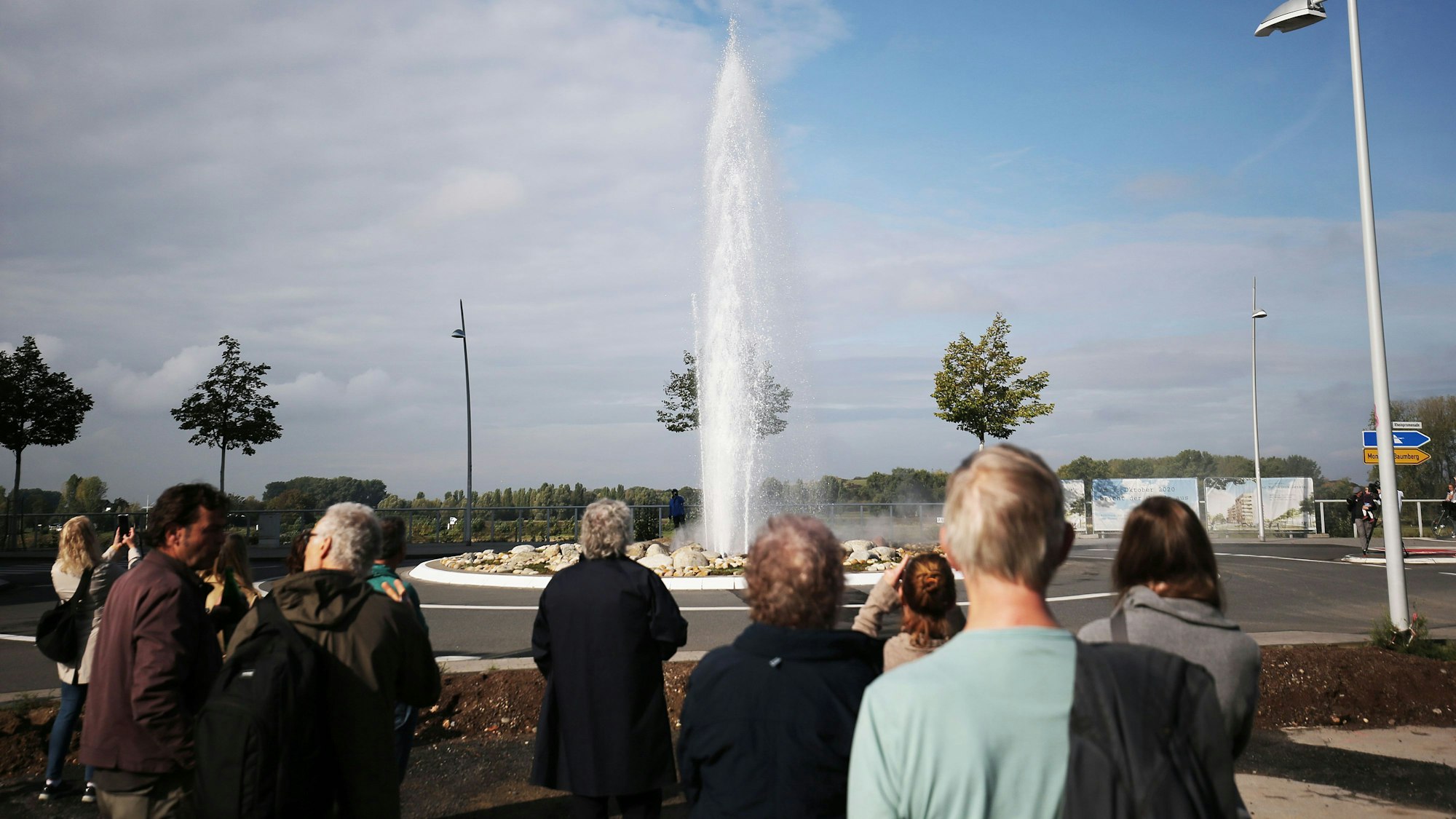 30.09.2020, Nordrhein-Westfalen, Monheim: Ein Geysir sprudelt Wasser in die Höhe. Der Geysir bricht abhängig von der Sonneneinstrahlung unregelmäßig aus.