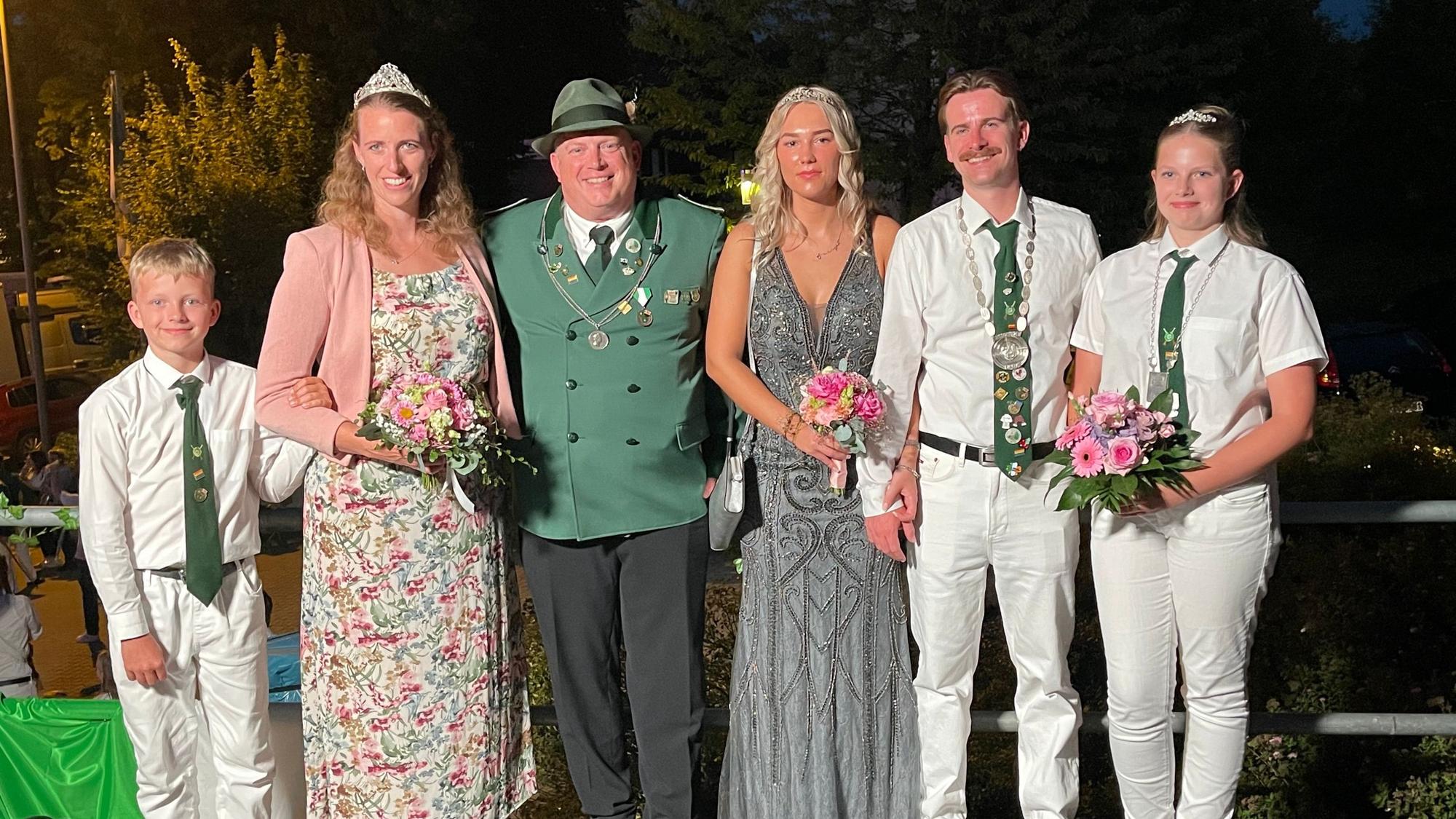 Gruppenfoto der neuen Schützenmajestäten in Lindlar.