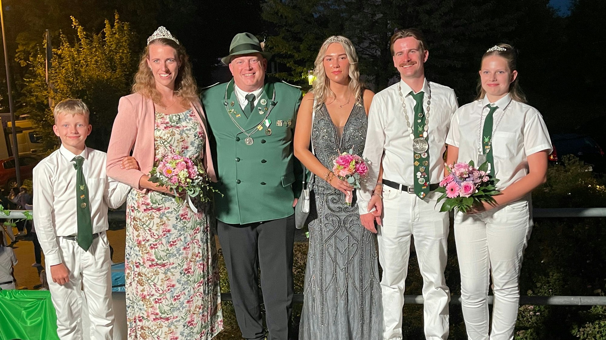 Gruppenfoto der neuen Schützenmajestäten in Lindlar.