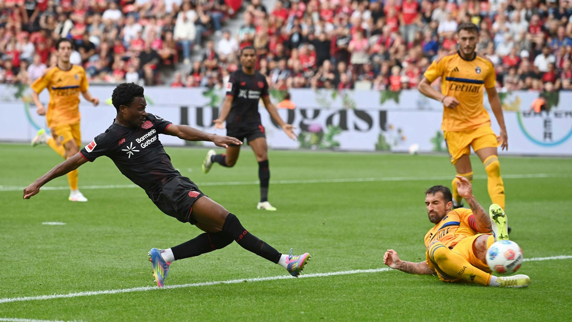 Leverkusens Christian Kofane erzielt das 2:0 gegen Pisa SC