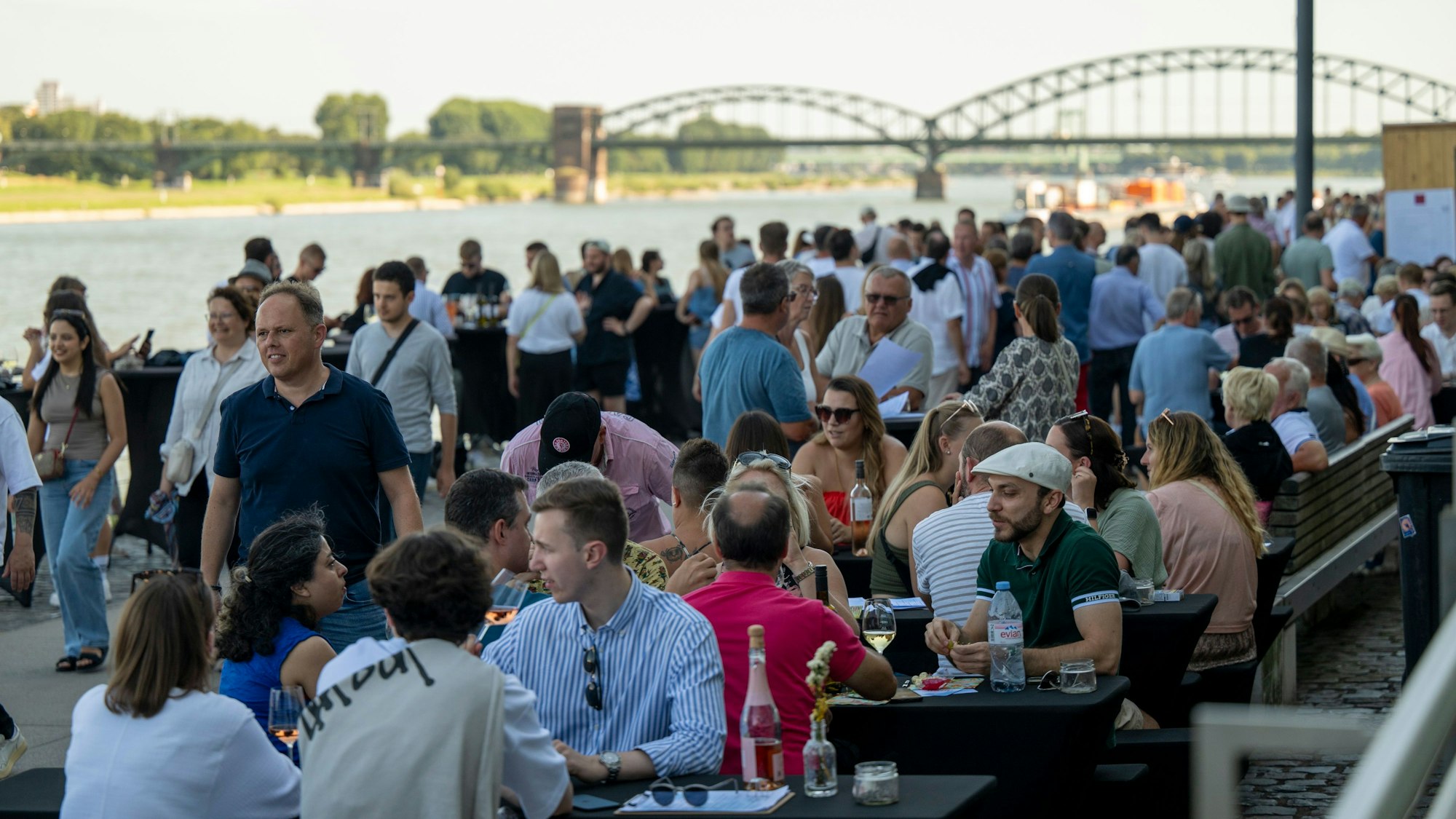 Das Weinfest am Rhein findet im Rheinauhafen statt. (Archivbild)