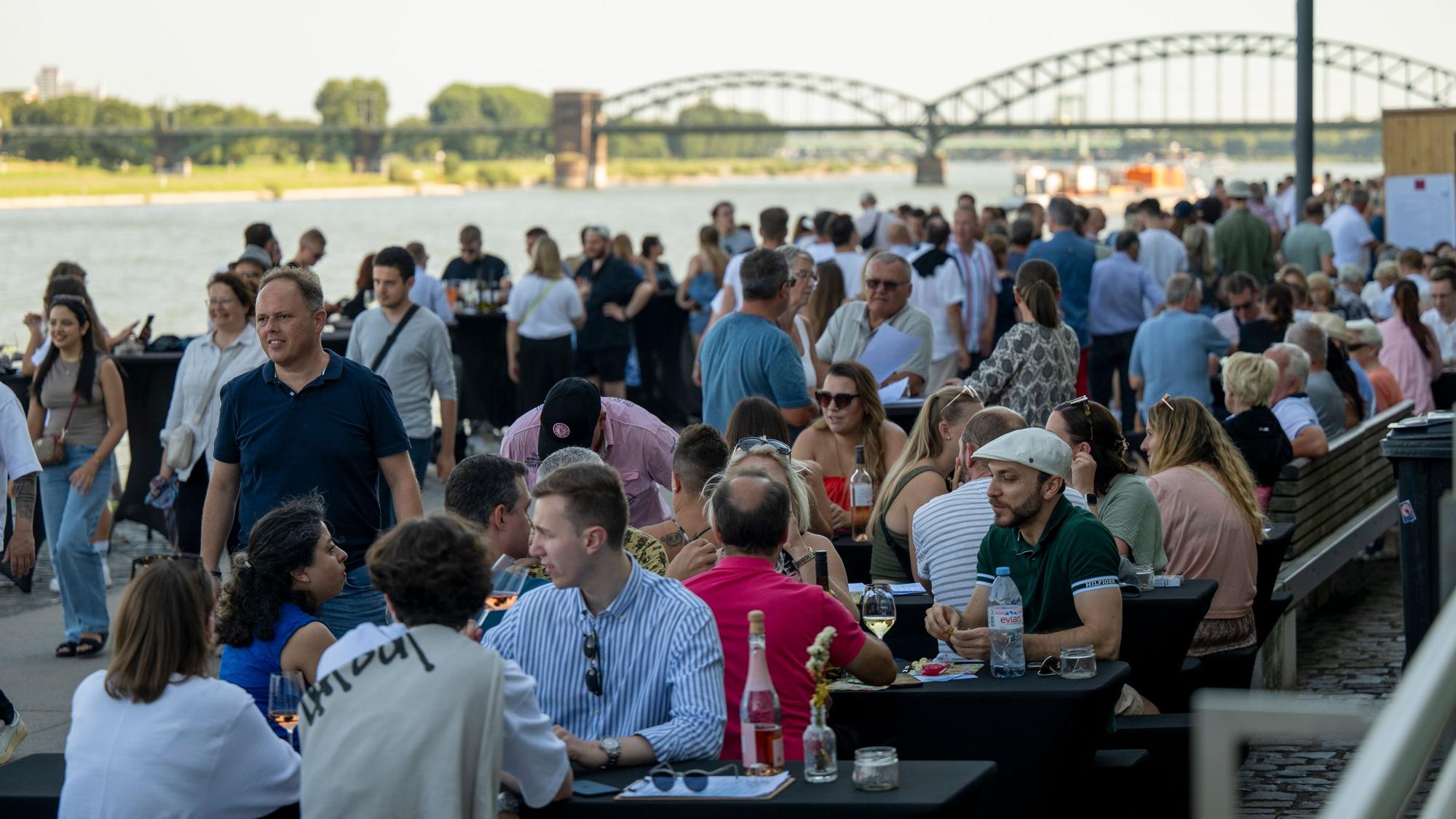 Das Weinfest am Rhein findet im Rheinauhafen statt.