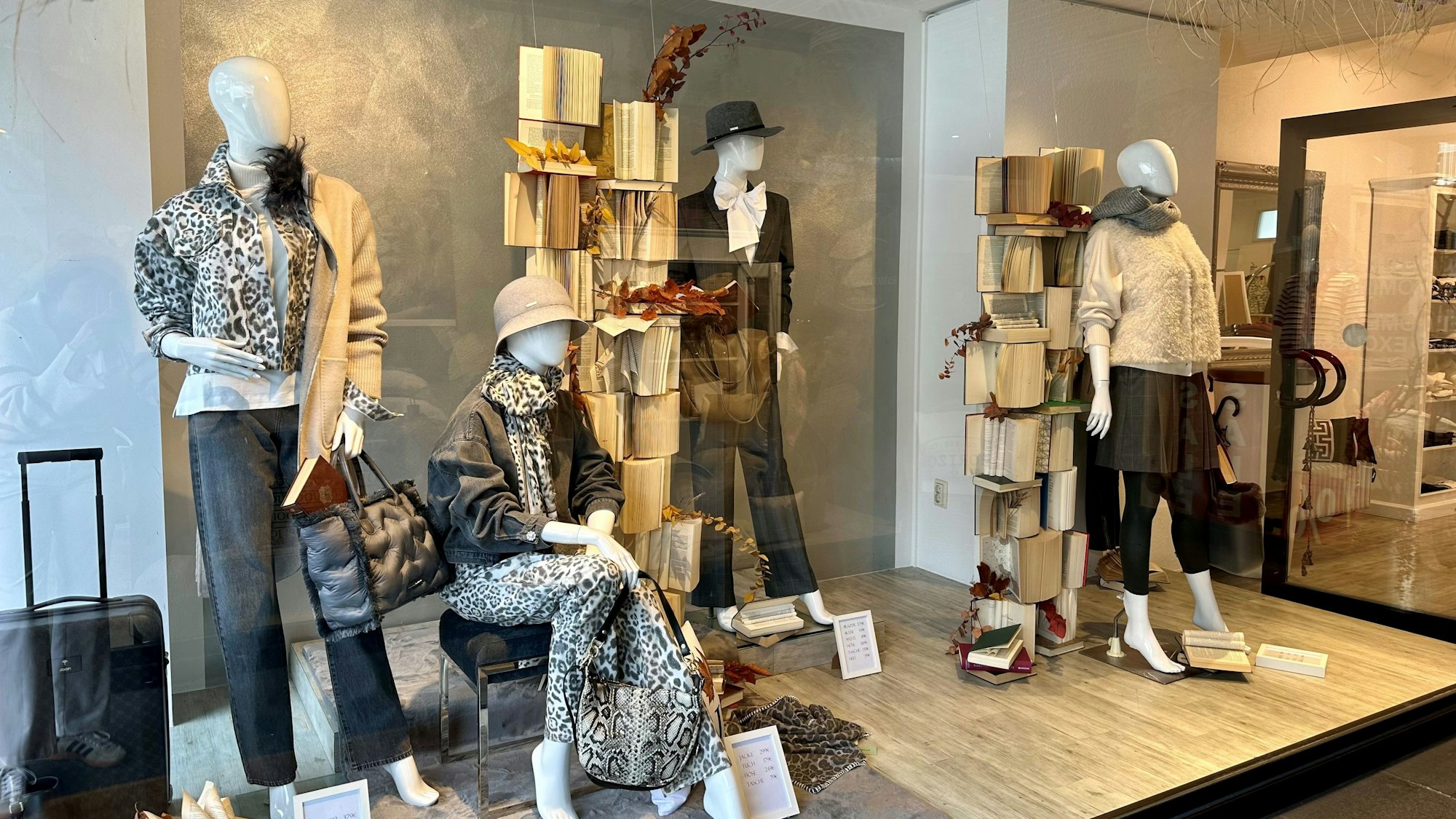 Zu sehen ist das Schaufenster eines Modegeschäfts mit