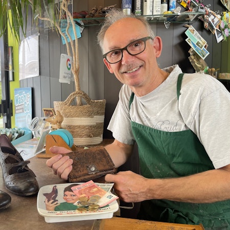Schuhmachermeister Heinz Becker aus Siegburg akzeptiert ausschließlich Bargeld.