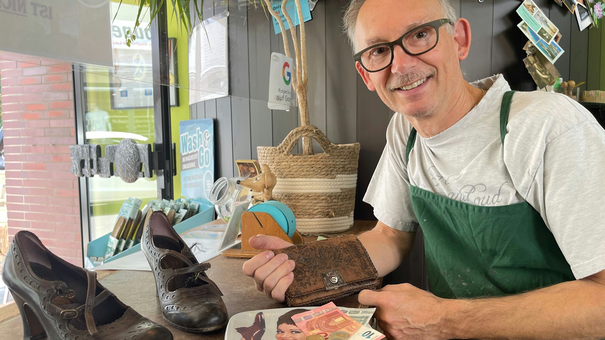 Schuhmachermeister Heinz Becker aus Siegburg akzeptiert ausschließlich Bargeld.