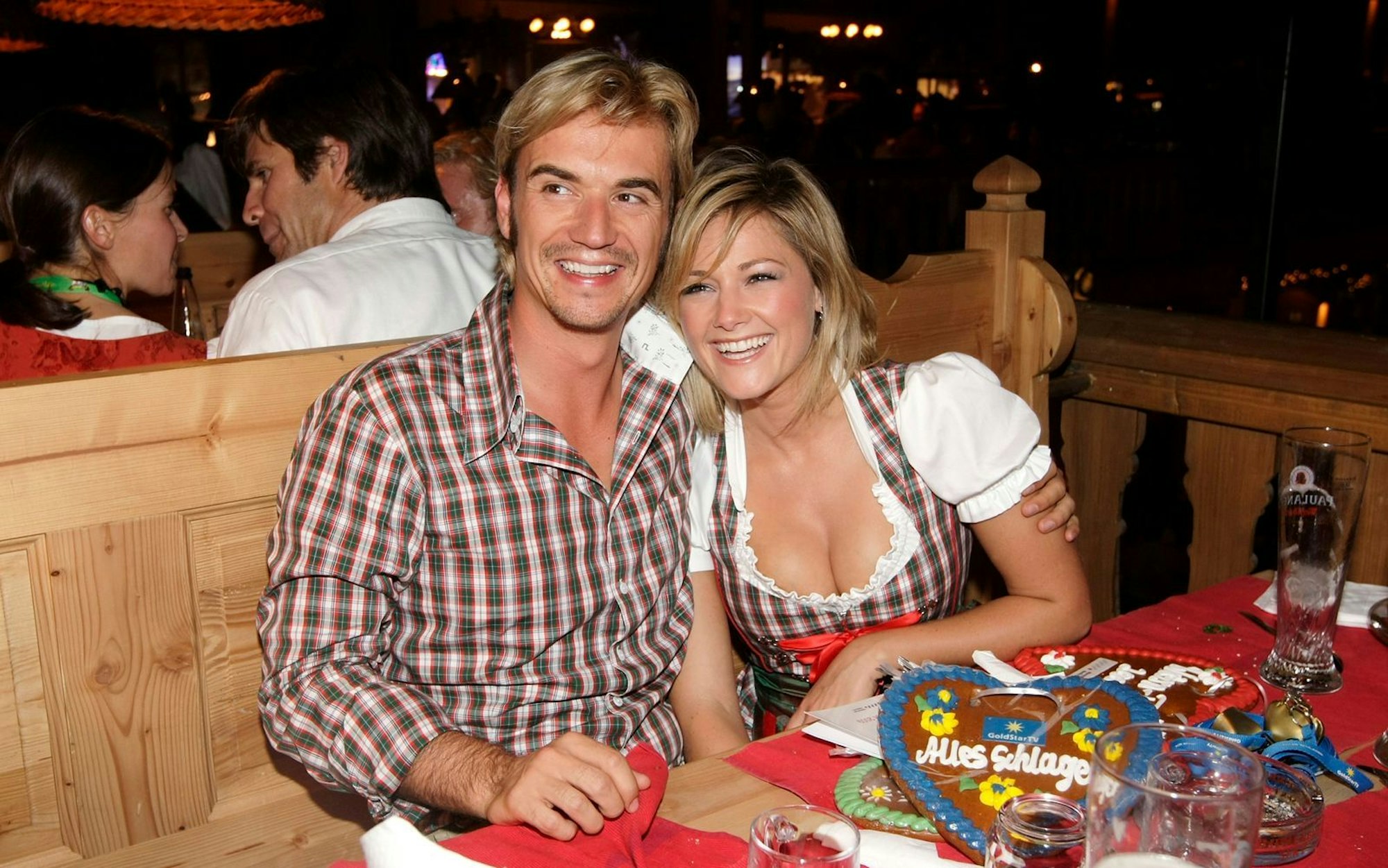 Nach all den Schäkereien wurde es 2008 ernst und offiziell: Florian Silbereisen und Helene Fischer wurden ein Paar und posierten dann 2009 auch gemeinsam auf der Münchener Wiesn. (Bild: 2009 Florian Seefried / Getty Images)