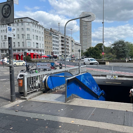 Der Zugang vor der Sparkasse soll geschlossen werden.