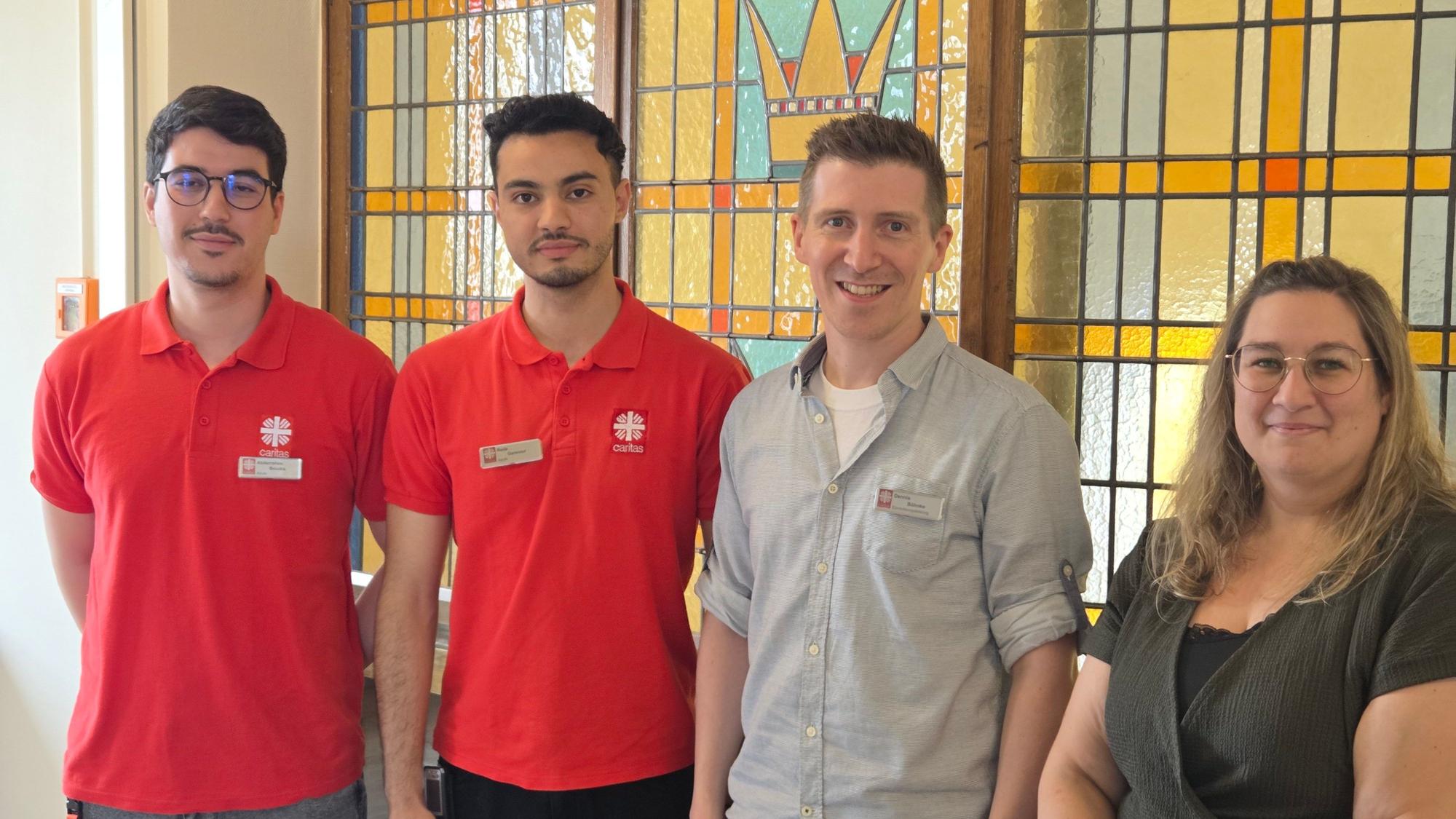 v.l.n.r.: Abderrahim Boudra, Reda Gannour, Einrichtungsleitung Dennis Böhnke und Ausbildungskoordinatorin Jennifer Kuhl.