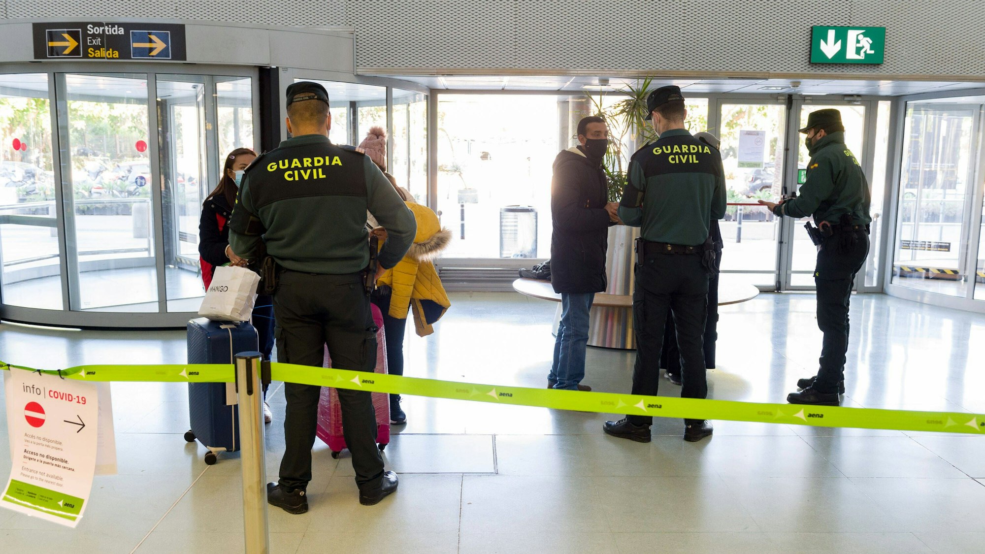 Die spanische Guardia Civil kontrolliert Passagiere.