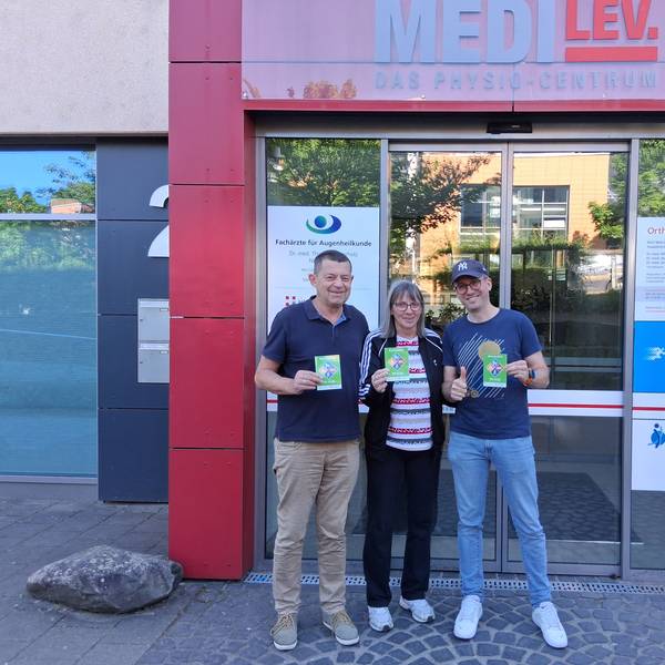 Das Physio-Centrum Medilev sowie die Reha-Training GmbH, gehören zu den 21 Unternehmen, die das Barrierefrei-Siegel bisher erhalten haben: Kerstin Schallehn, stellvertretende Vorsitzende des Behindertenbeirats, übergab das Siegel an die Geschäftsführer Rolf Mittmann (l.) und Benjamin Gauger (r.).