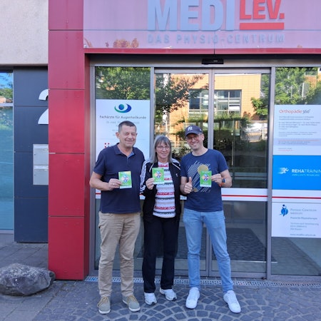 Das Physio-Centrum Medilev sowie die Reha-Training GmbH, gehören zu den 21 Unternehmen, die das Barrierefrei-Siegel bisher erhalten haben: Kerstin Schallehn, stellvertretende Vorsitzende des Behindertenbeirats, übergab das Siegel an die Geschäftsführer Rolf Mittmann (l.) und Benjamin Gauger (r.).