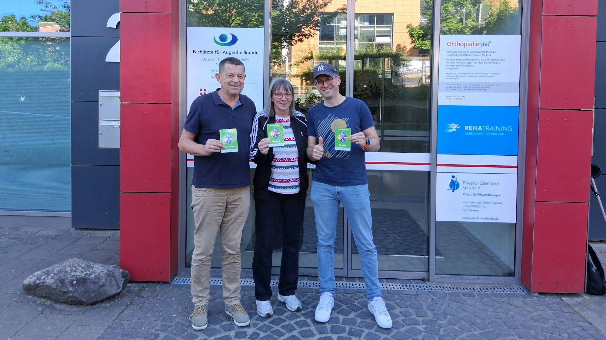 Das Physio-Centrum Medilev sowie die Reha-Training GmbH, gehören zu den 21 Unternehmen, die das Barrierefrei-Siegel bisher erhalten haben: Kerstin Schallehn, stellvertretende Vorsitzende des Behindertenbeirats, übergab das Siegel an die Geschäftsführer Rolf Mittmann (l.) und Benjamin Gauger (r.).