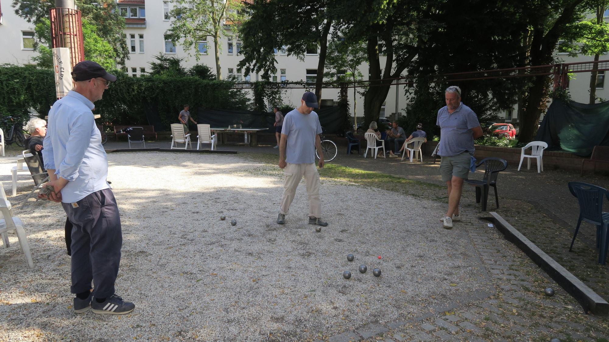 Boule-Spieler auf dem Takuplatz.