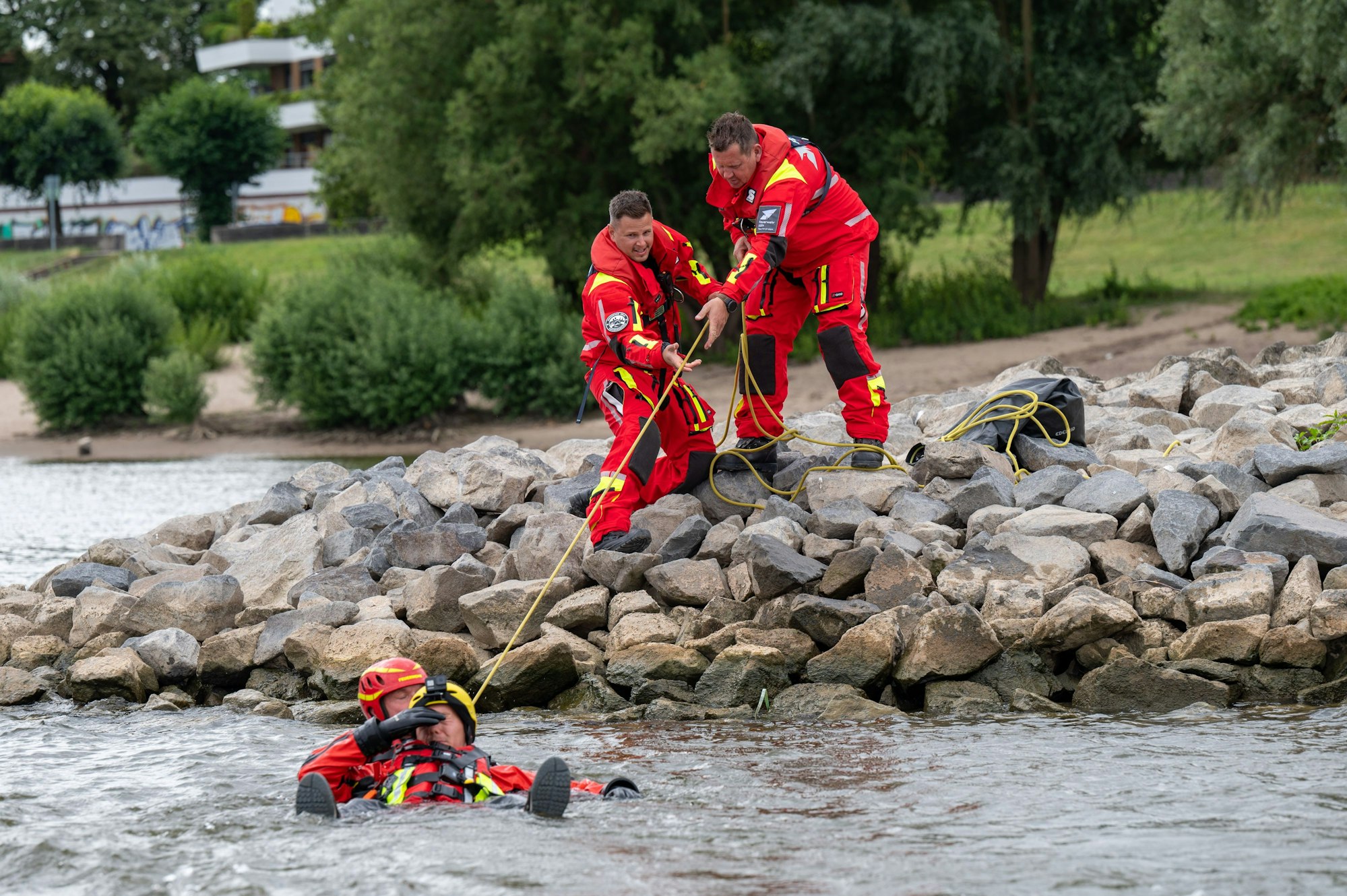 06.07.2022, Köln: Ein Rettungsschwimmer ist im Einsatz. Die Feuerwehr demonstriert die Rettung eines Verunglückten aus dem Rhein in Rodenkirchen. Foto: Uwe Weiser