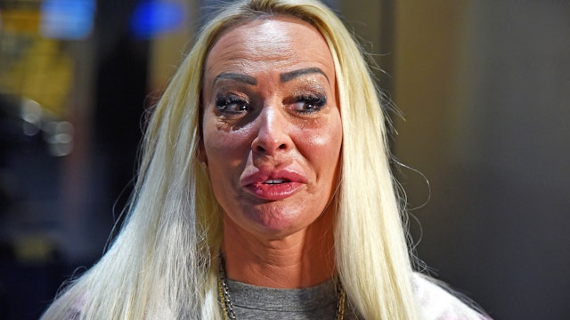 Cora Schumacher spricht mit Reportern.