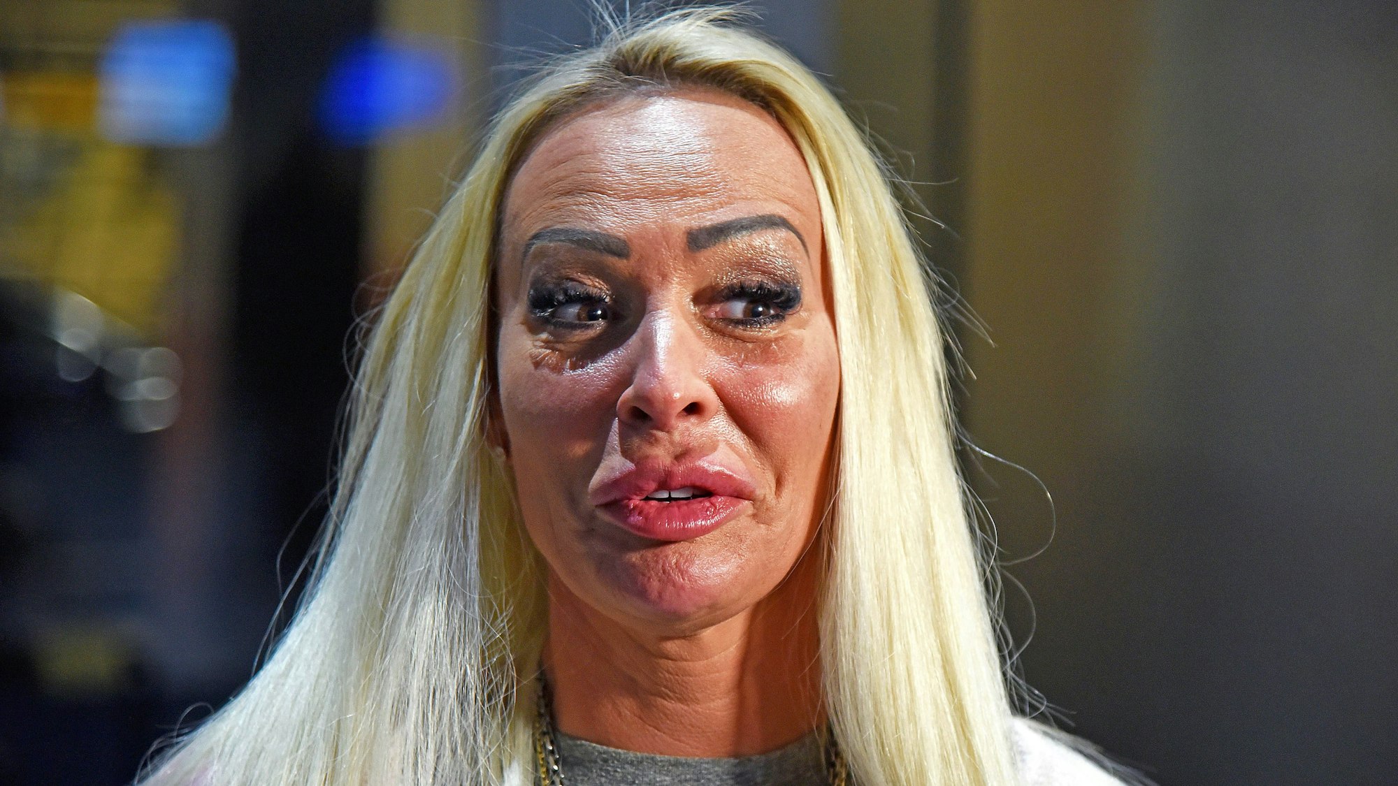 Cora Schumacher spricht mit Reportern.