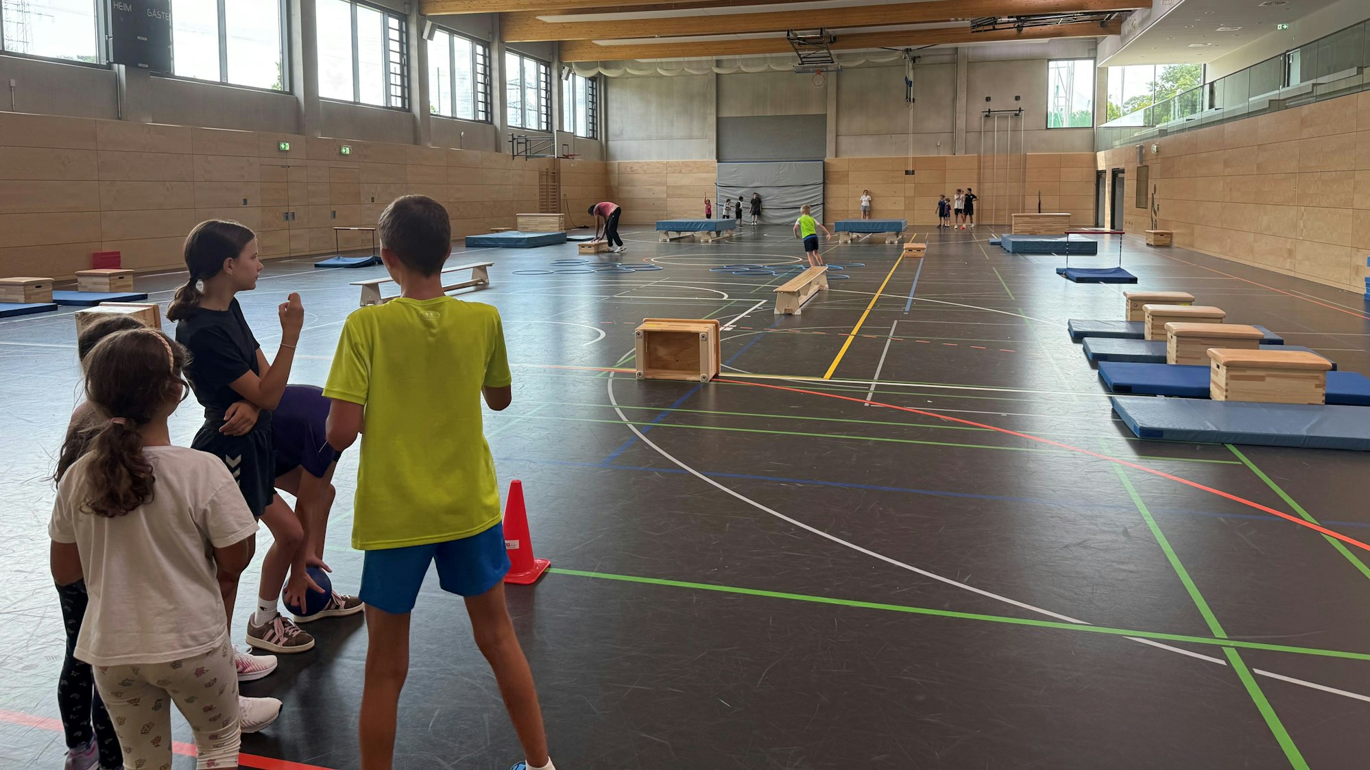 Kinder spielen ein Spiel, bei dem sie verschiedene Hindernisse überkommen müssen.